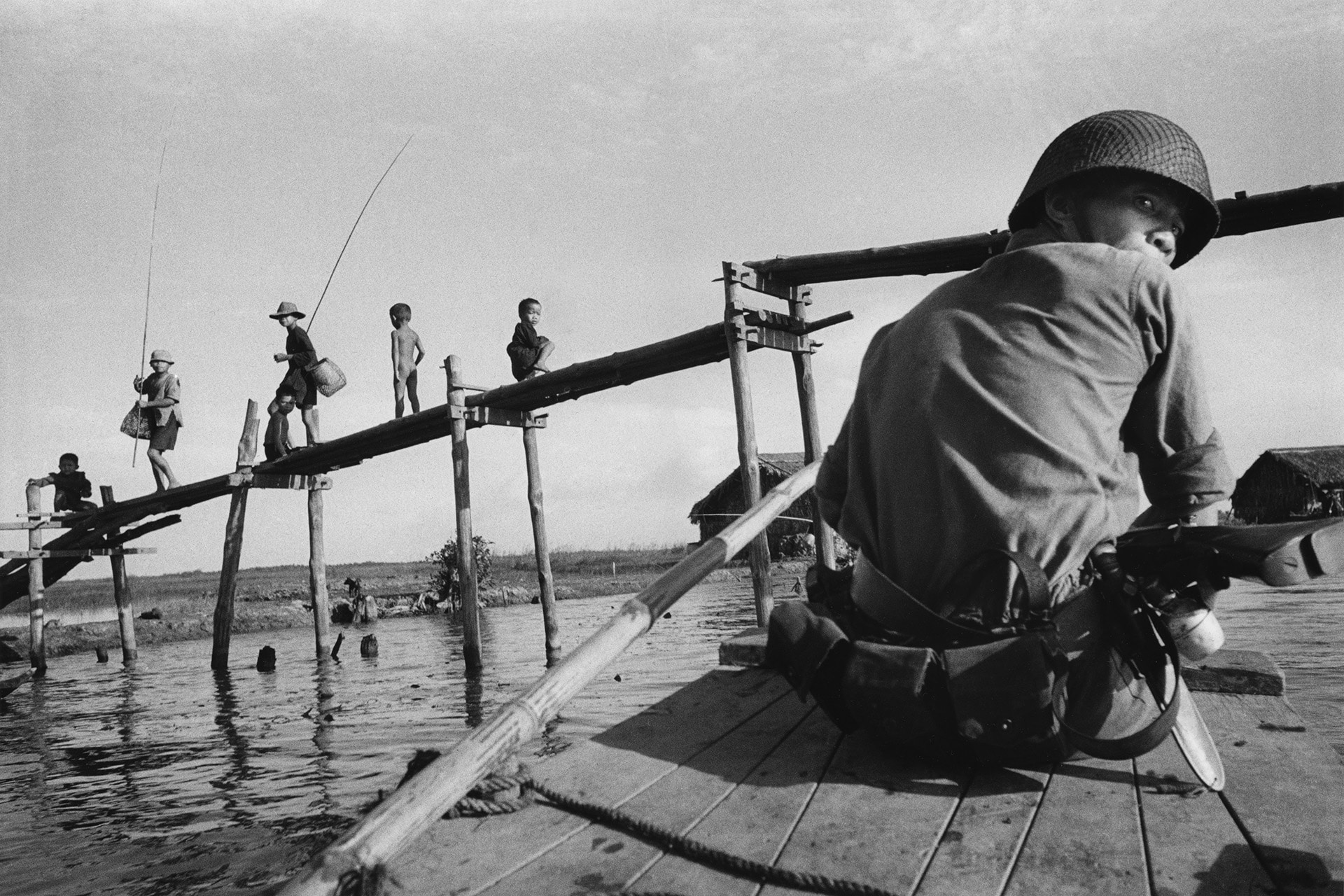 Binh Hung, Vietnam del Sud, 1960, Pattugliamento nel canale (Una pattuglia di militari nazionalisti in perlustrazione a bordo di un sampam lungo uno degli innumerevoli canali della regione). Stampa recente alla gelatina ai sali d’argento da negativo originale, 24 x 36 cm, archivio Cascio, Roma 