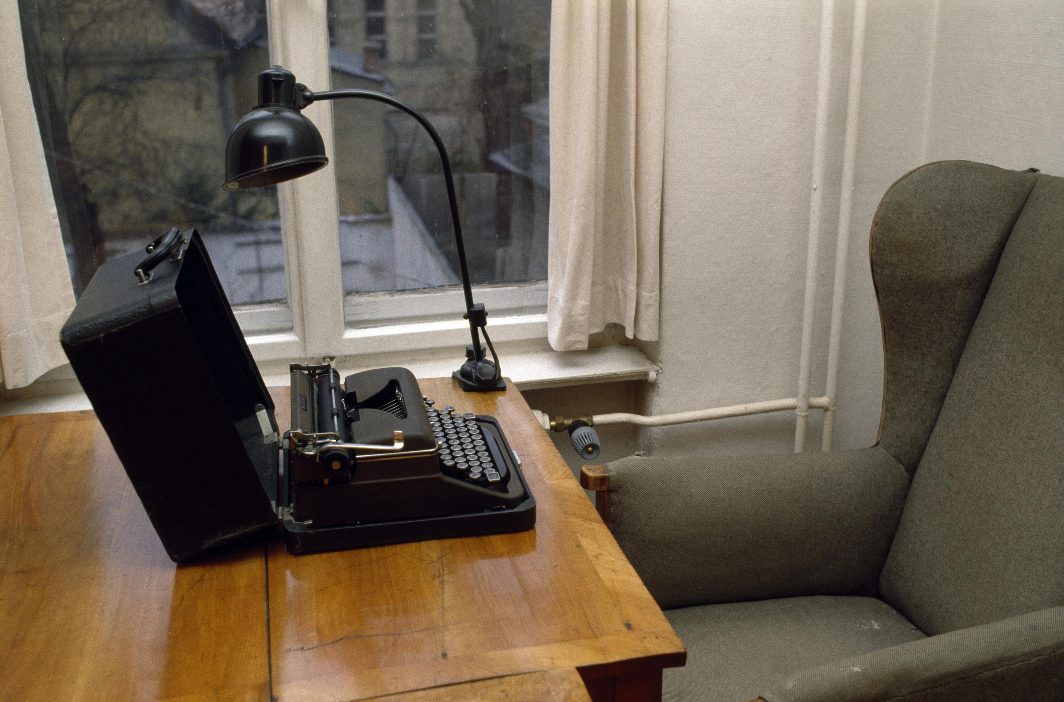 Berlino, scrivania e macchina da scrivere di Bertolt Brecht nella sua casa​ a Chausseestrasse, dove lui e​ la moglie Helene Weigel visse​ro fino al 1953