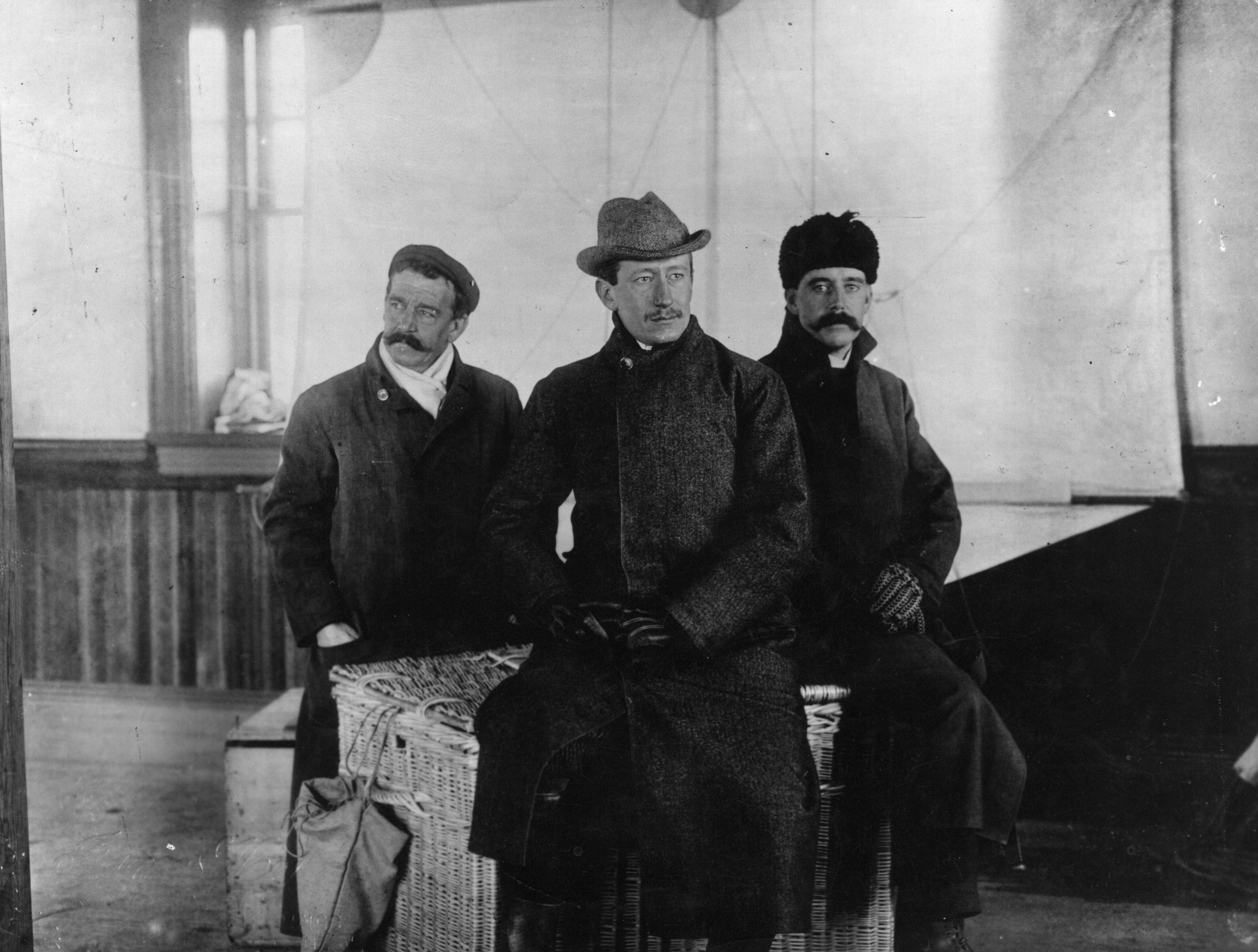 Insieme ai suoi assistenti G.S. Kemp (a sinistra) e P.W. Paget (a destra) a Signal Hill a Terranova, poco prima di ricevere lo storico segnale transatlantico