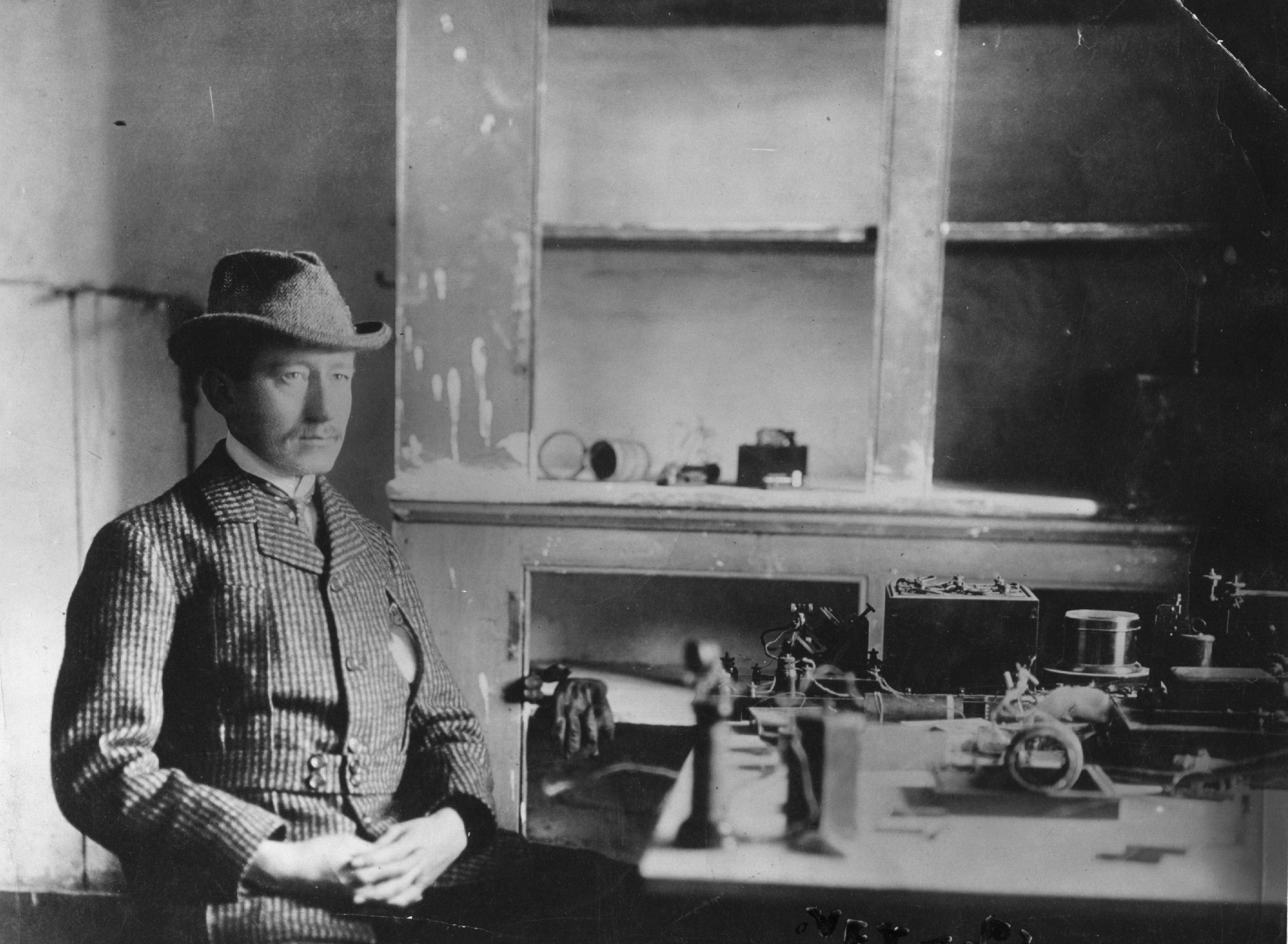 Marconi con il suo apparato wireless nell'ospedale di Signal Hill, a Terranova, nel dicembre 1901 con il quale ricevette il primo segnale wireless in codice Morse attraverso l'Atlantico