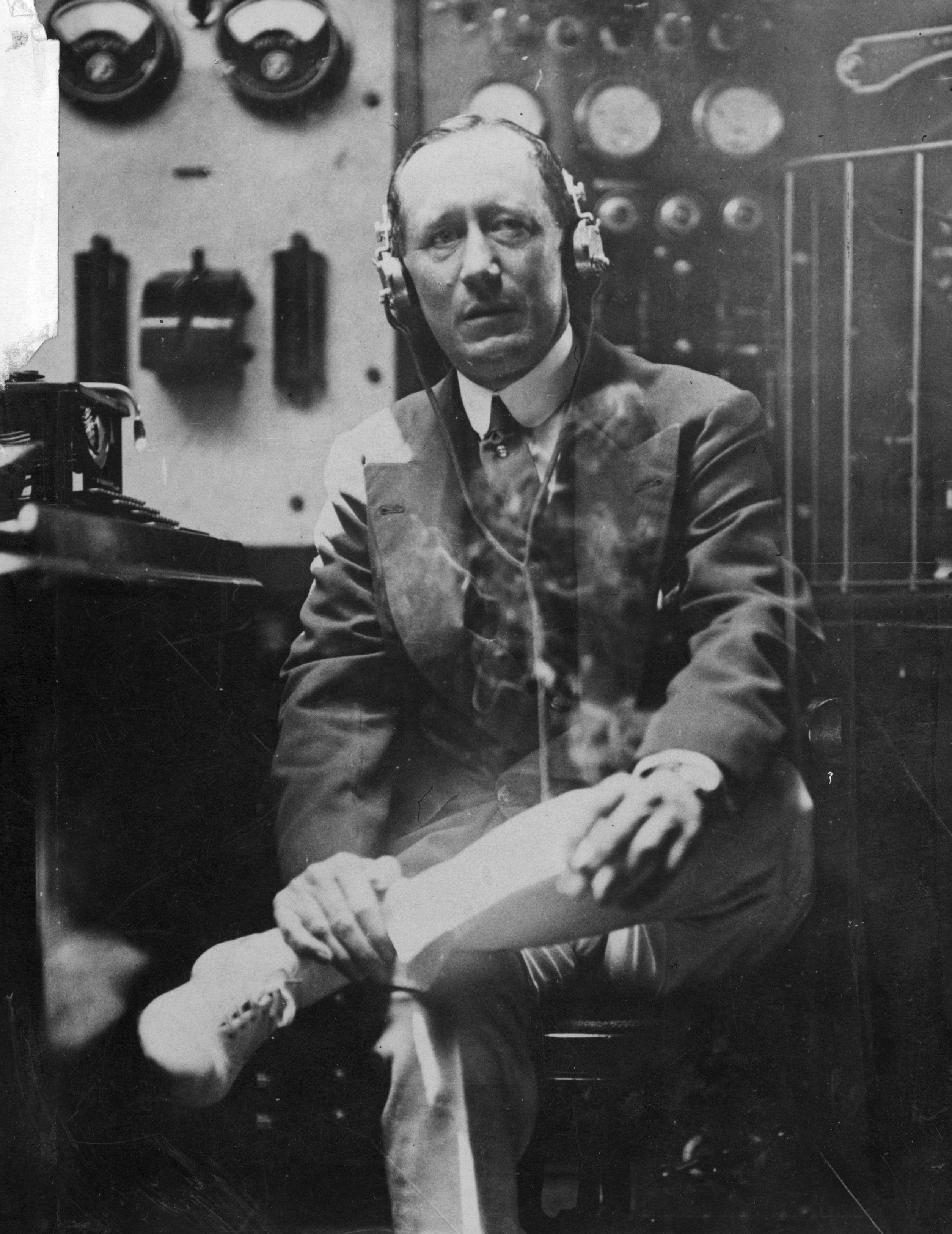 Marconi a bordo della sua nave"Elettra", che è praticamente un laboratorio wireless galleggiante