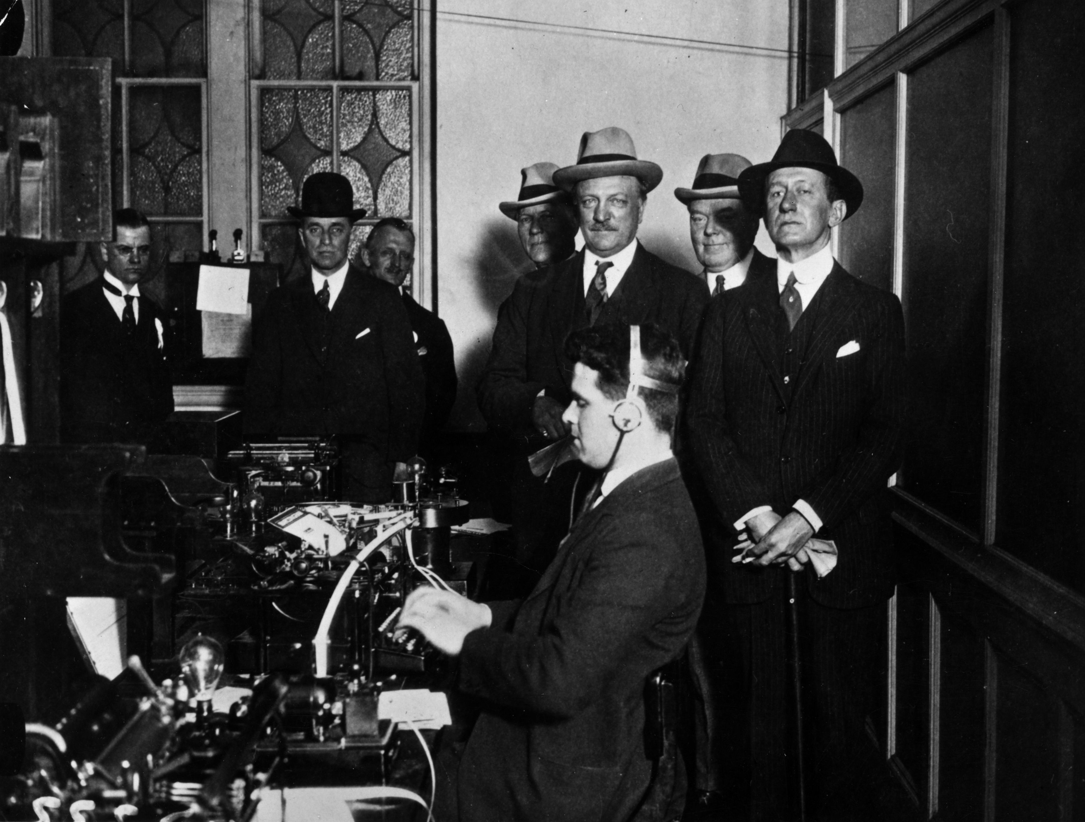 Giugno 1923: alcuni politici assistono a una dimostrazione in una stazione wireless locale. A destra Guglielmo Marconi