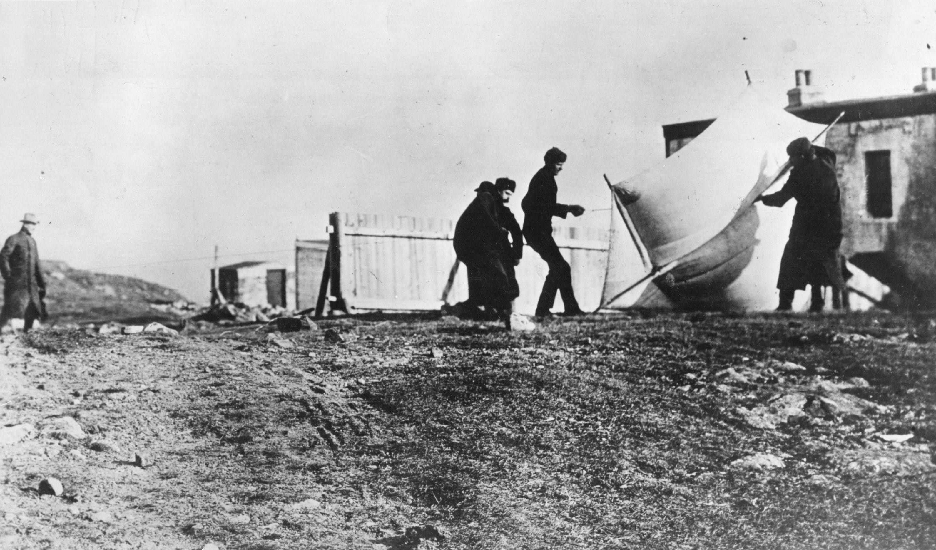 12 dicembre 1901: preparazione dell'aquilone che supportava l'antenna ricevente per la ricezione dei primi segnali telegrafici transatlantici