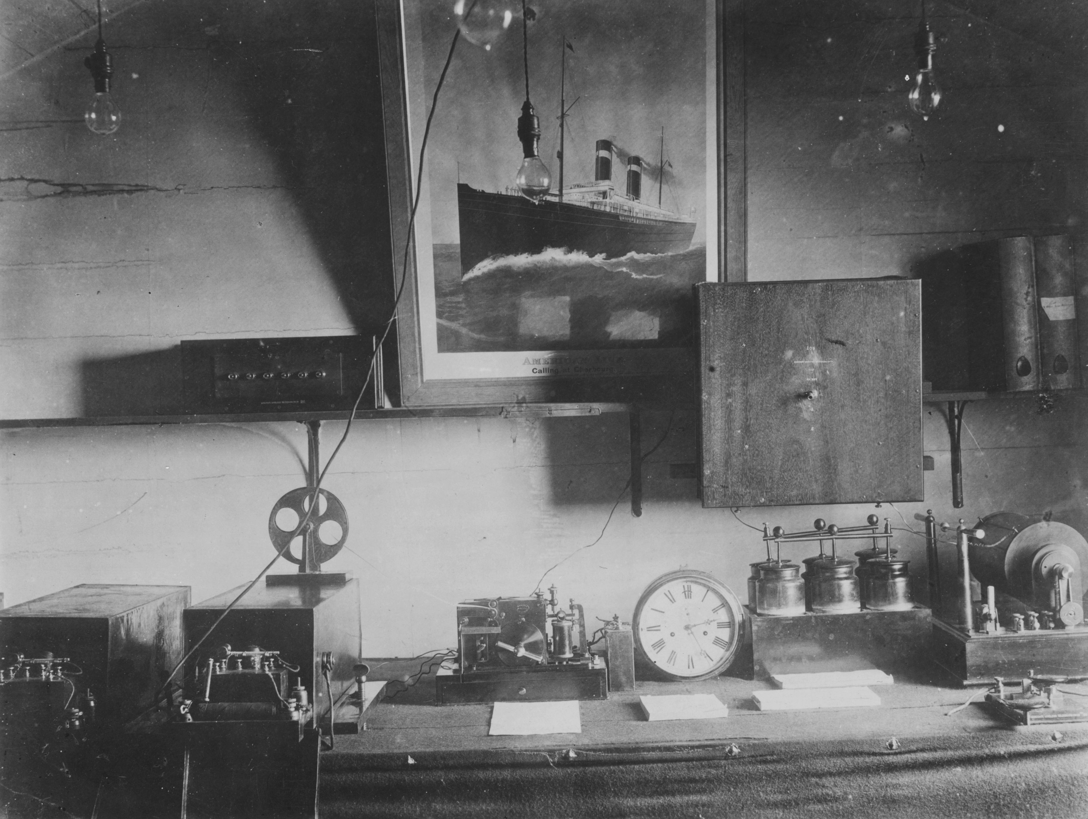 L'Attrezzatura nella cabina wireless del piroscafo Philadelphia, utilizzata dal fisico e inventore italiano in alcuni dei suoi primi esperimenti. La foto è del 1937