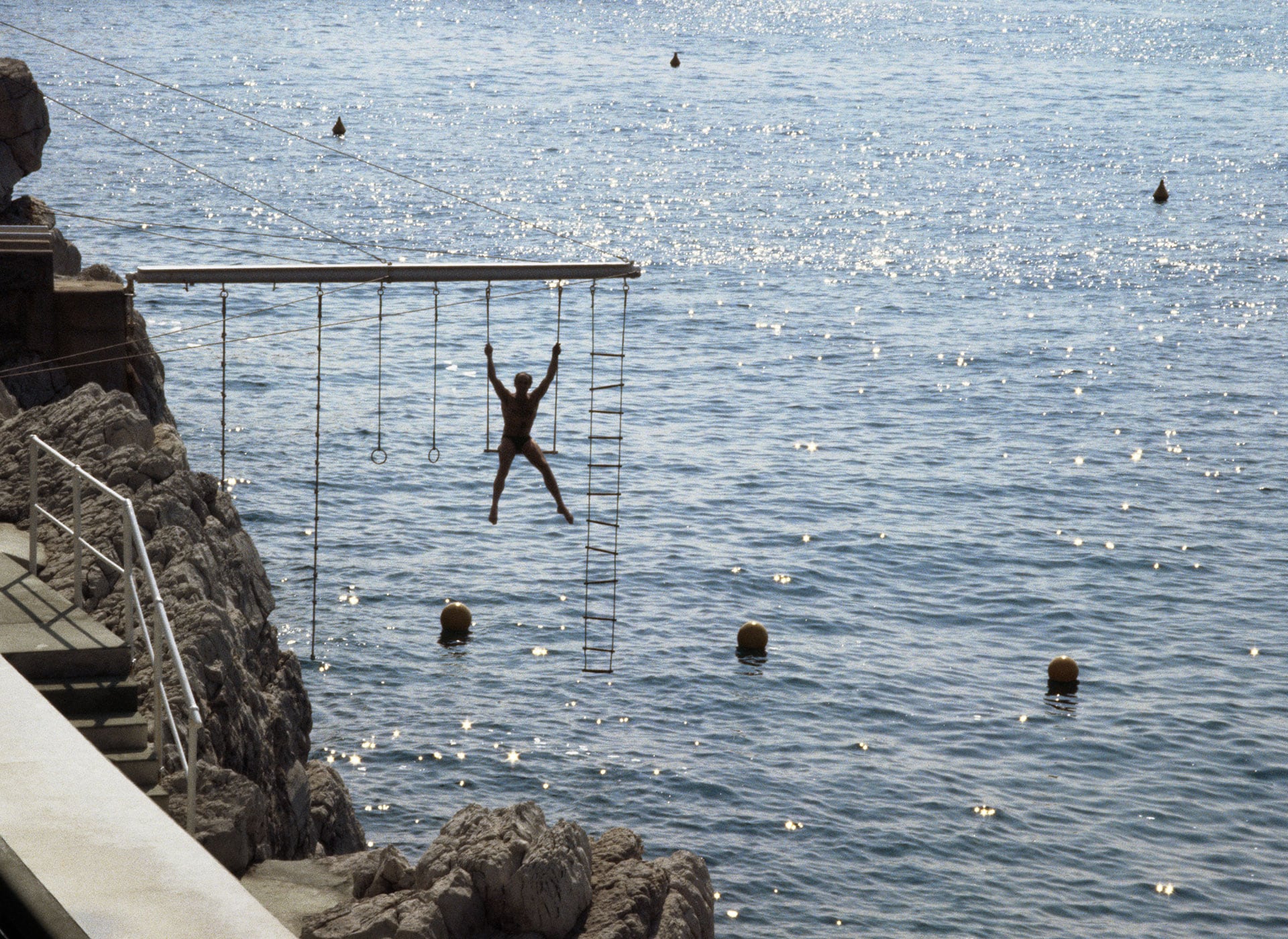 Ralph Gibson in piscina all'Hôtel du Cap-Eden-Roc, Cap d'Antibes durante gli incontri Olympus, 1977. Photograph by Jacques Henri Lartigue © Ministère de la Culture (France), MAP-AAJHL