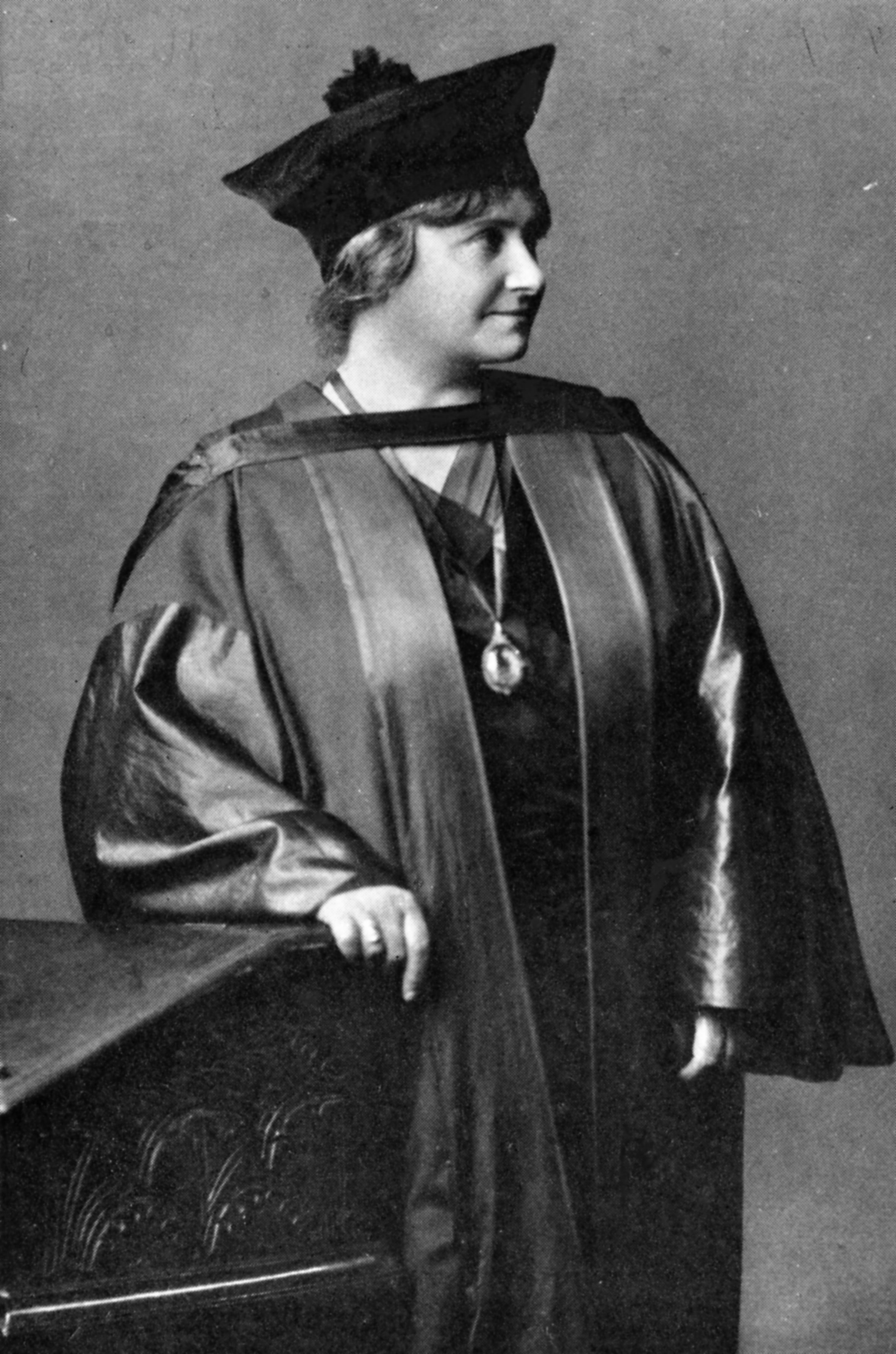 Maria Montessori con abiti accademici, circa nel 1920. E' stata tra le prime donne a laurearsi in medicina in Italia