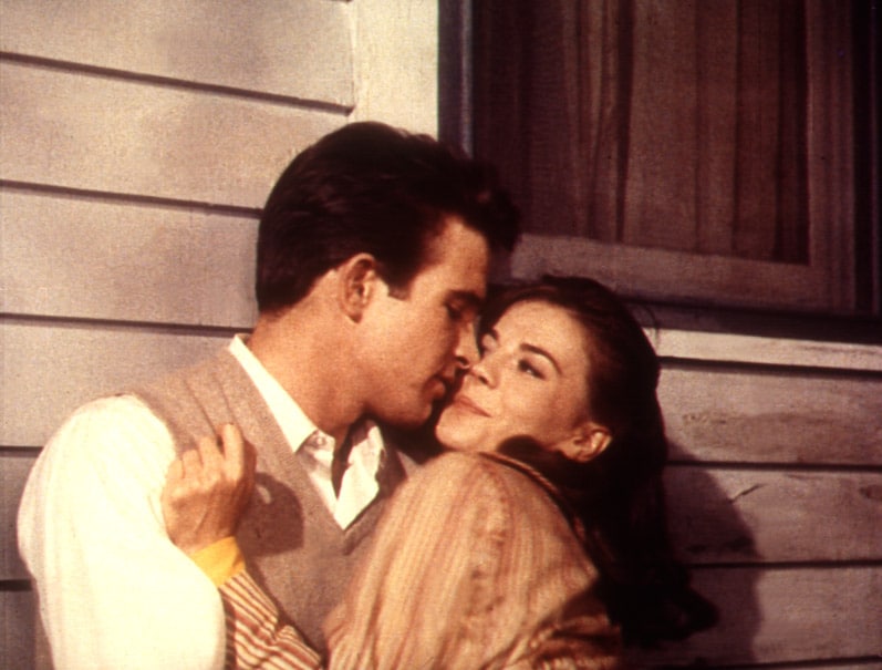 Una scena del film di Elia Kazan "Splendore nell'erba" per cui la Wood fu nominata all'Oscar nel 1962. La statuetta però andò quell'anno a Sophia Loren. Nella foto, l'attrice con Warren Beatty