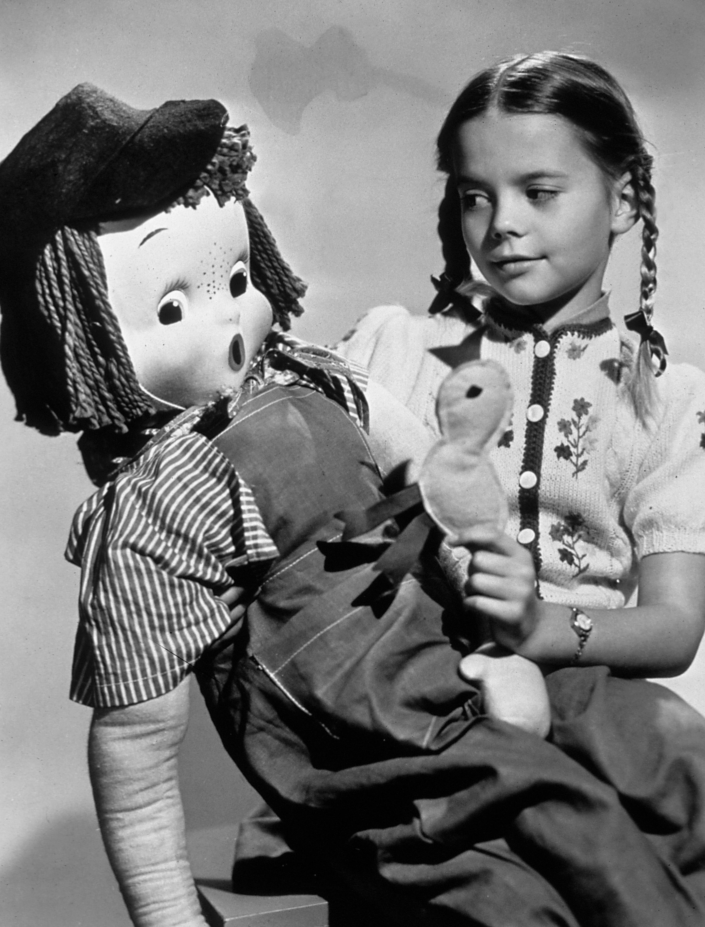 La piccola Natalie Wood nel 1947 sul set del film "Miracolo sulla 34^ Strada"
