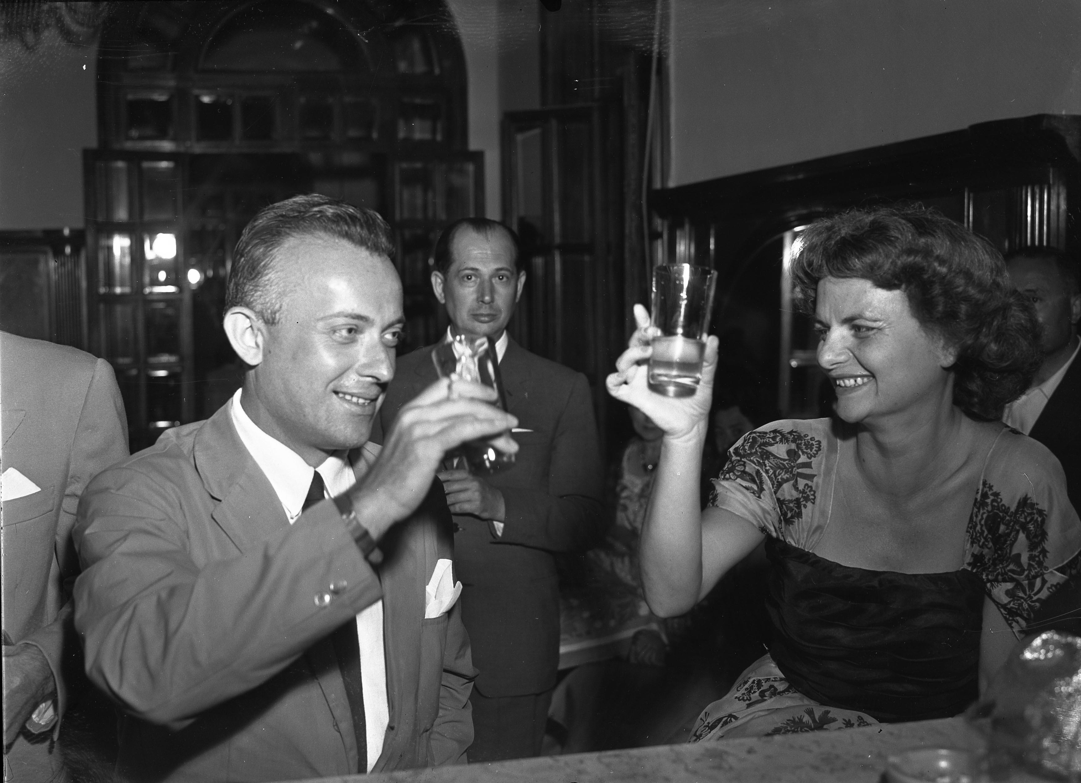 Elsa Morante al Premio Viareggio con l’editore Giulio Einaudi, 1948