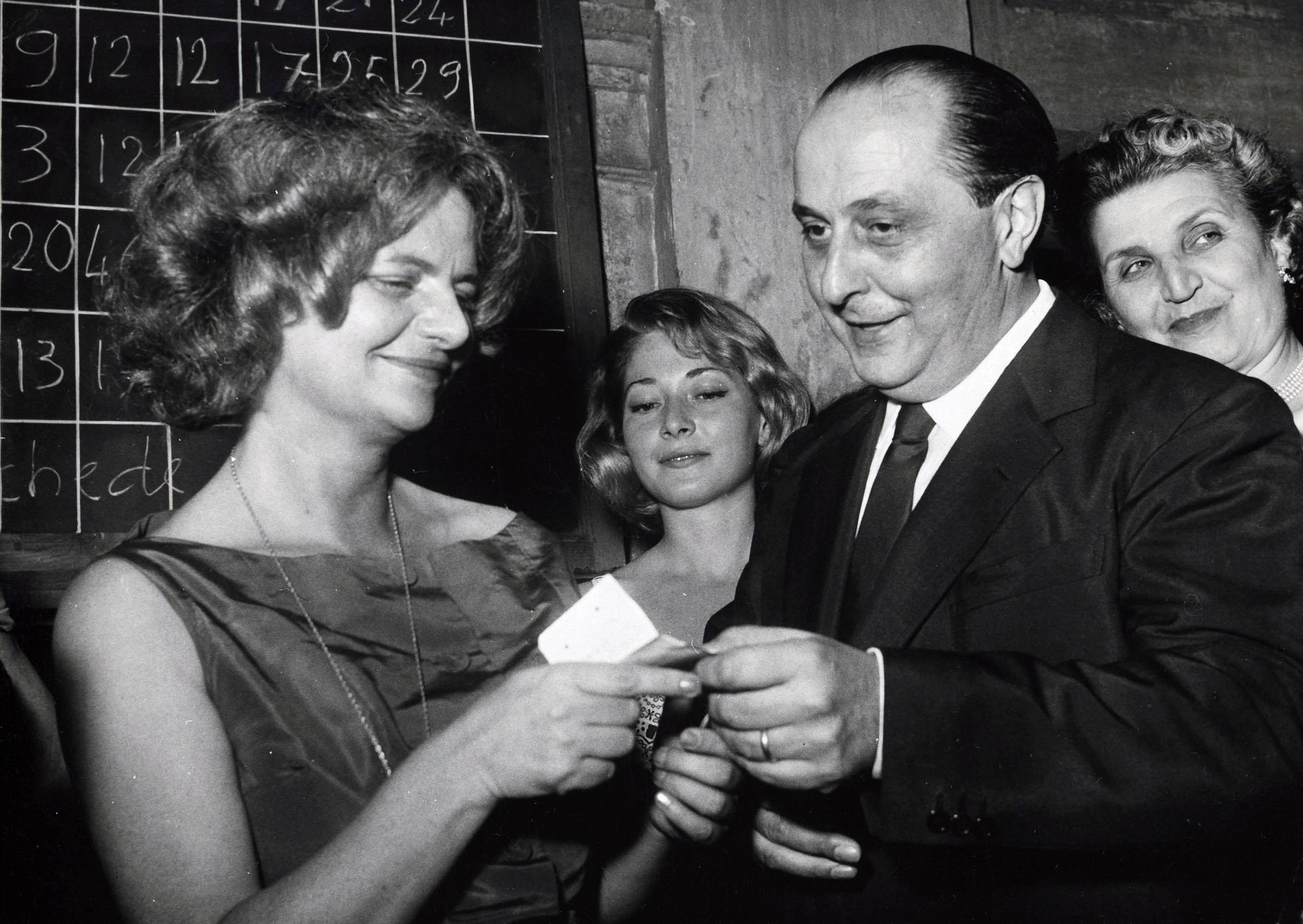 Premio Strega 1957, Elsa Morante ritira il premio da un milione dal comm. Alberti