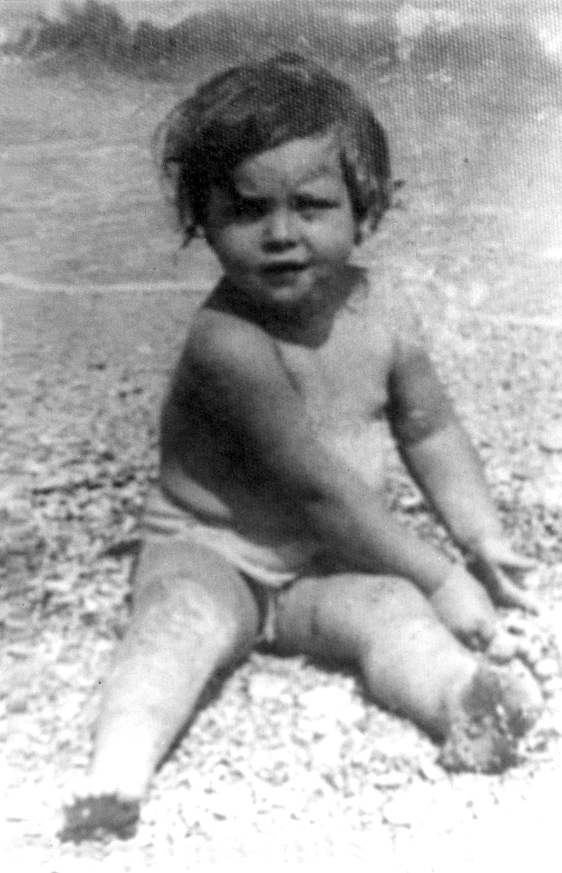 Virna Lisi a un'anno e mezzo sulla spiaggia di Falconara