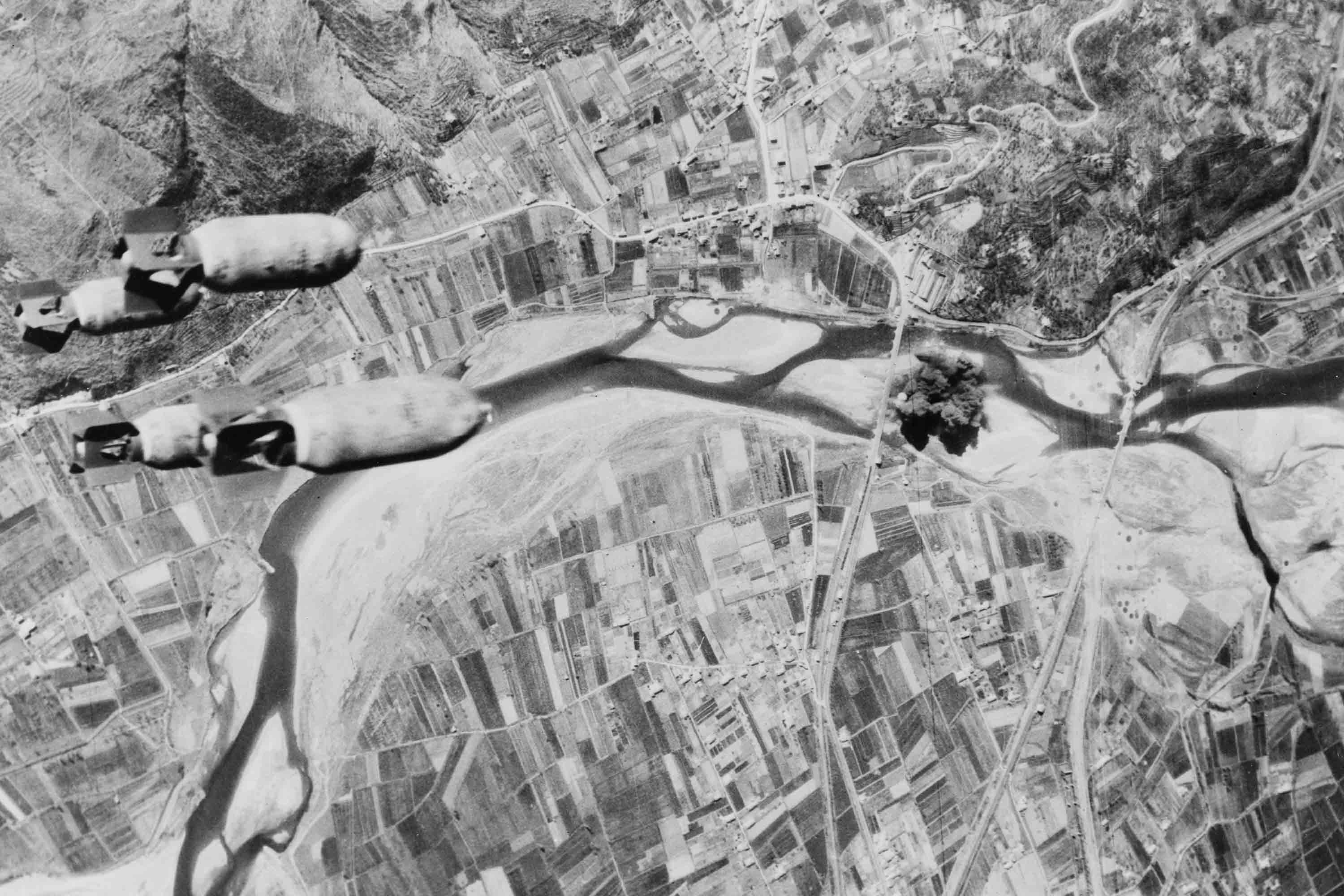 Durante un bombardamento sull'Italia centrale da parte degli Alleati, nel 1944 © courtesy Farm Security Administration - Office of War Information photograph collection / Library of Congress