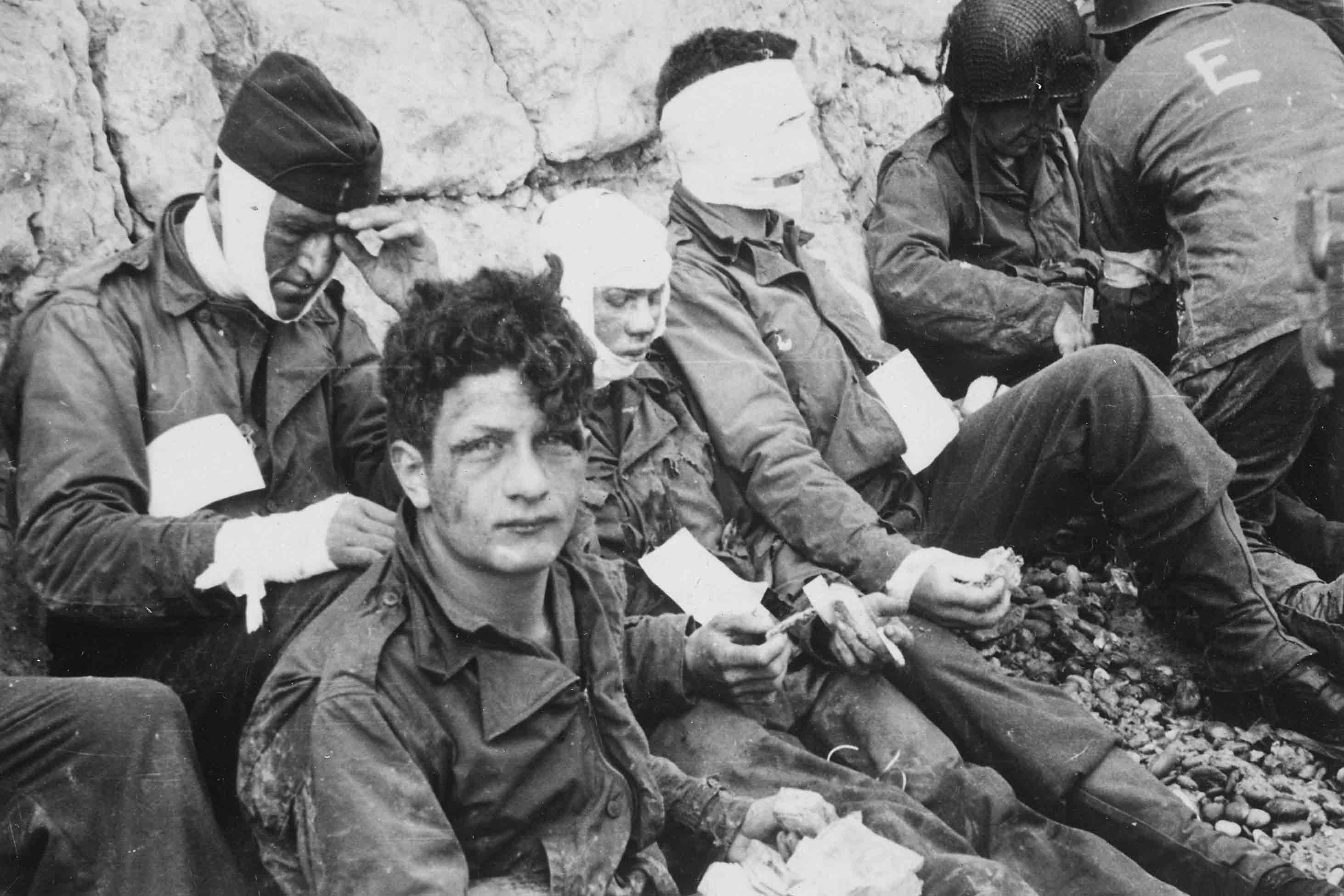 Truppe d'assalto americane del 16° reggimento di fanteria ferite durante l'assalto a Omaha Beach © courtesy U.S. National Archives and Records Administration