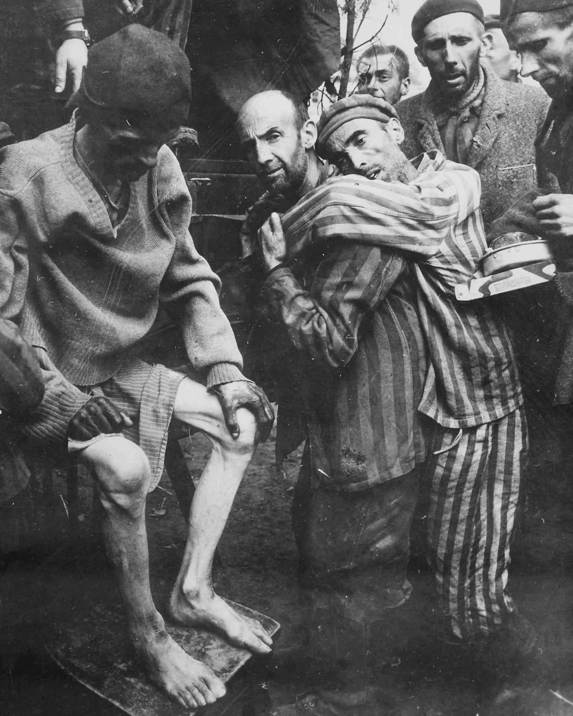 Campo di concentramento di Wöbbelin, soldato recentemente catturato dalle truppe dell'82a Divisione Aviotrasportata. Molti prigionieri sono stati trovati quasi morti di fame. Qui ex detenuti sono trasportati in ospedale per cure mediche © courtesy U.S. National Archives and Records Administration 
