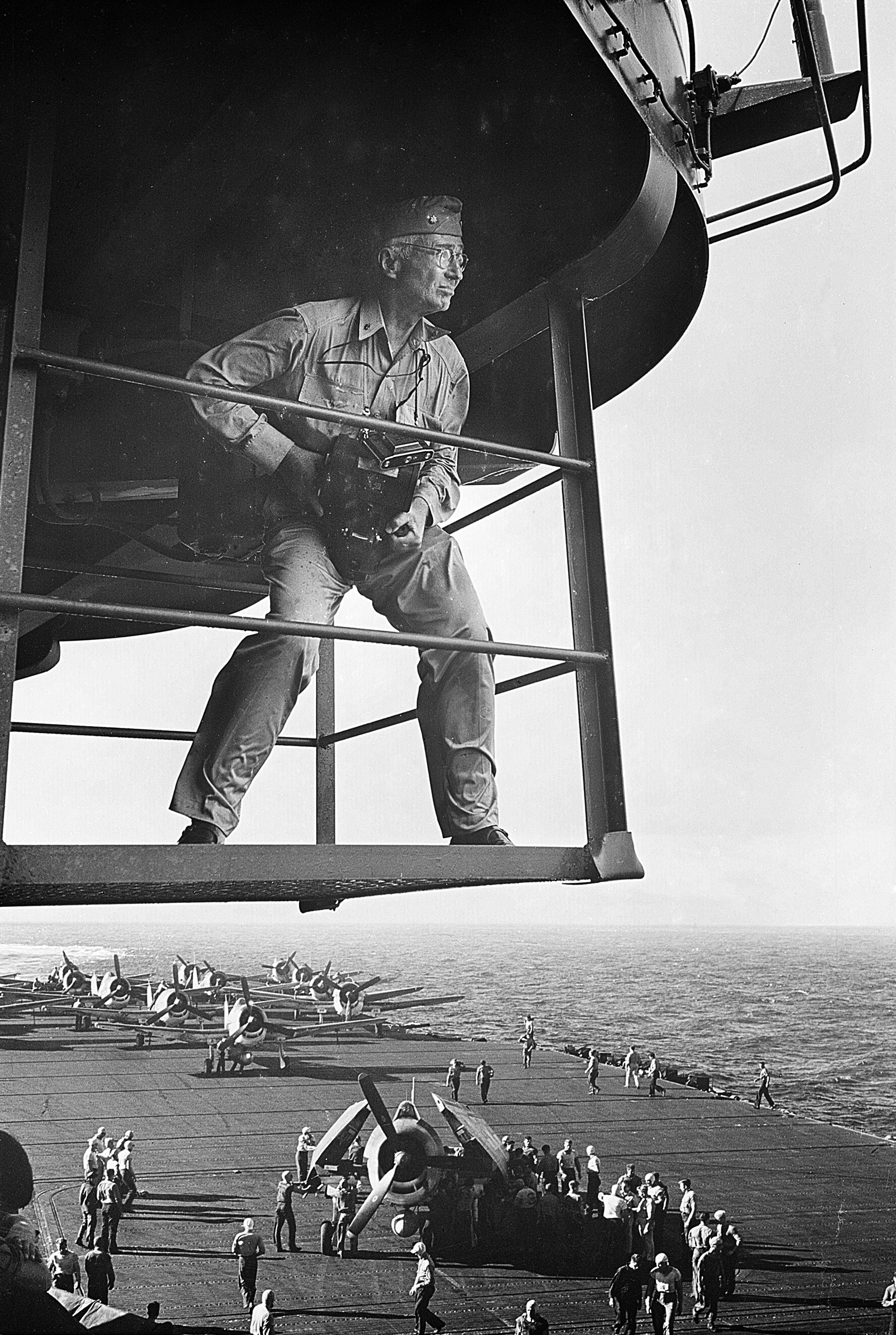 Il comandante Edward Steichen fotografato sopra il ponte della portaerei USS Lexington dal tenente Victor Jorgensen, novembre 1943 © courtesy U.S. National Archives and Records Administration