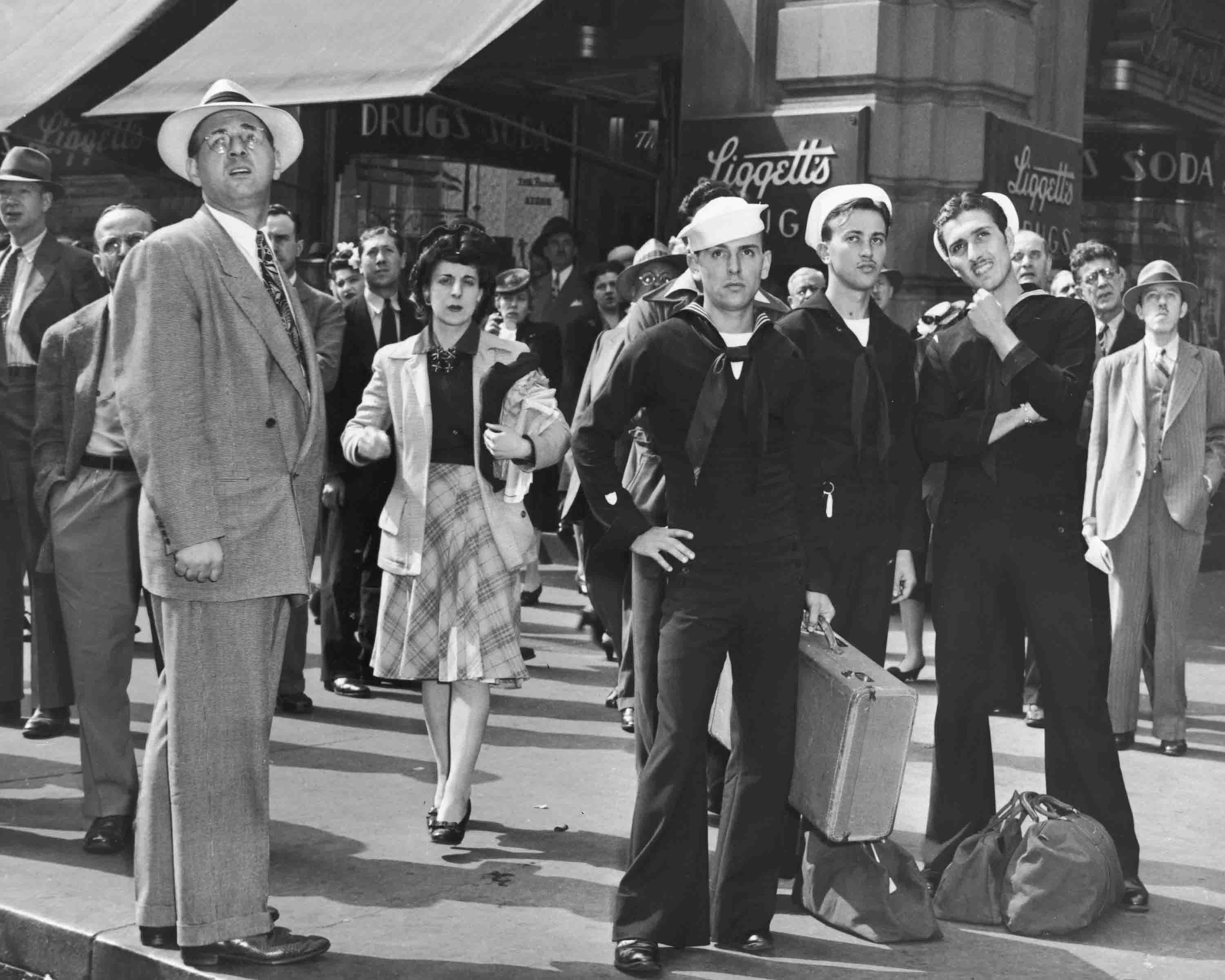 Marinai e civili guardano un cartello elettronico a Times Square per avere notizie dell'invasione del D-Day, il 6 giugno 1944 © courtesy New York World - Telegram & Sun Newspaper Photograph Collection / Library of Congress 