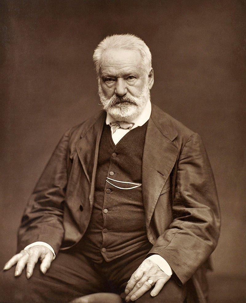 Victor Hugo se temeva di non riuscire a terminare uno scritto entro i tempi stabiliti si faceva nascondere i vestiti per non cedere alla tentazione di uscire di casa, secondo alcune fonti addirittura alla scadenza per la presentazione di Notre Dame de Paris i suoi vestiti li fece addirittura bruciare.