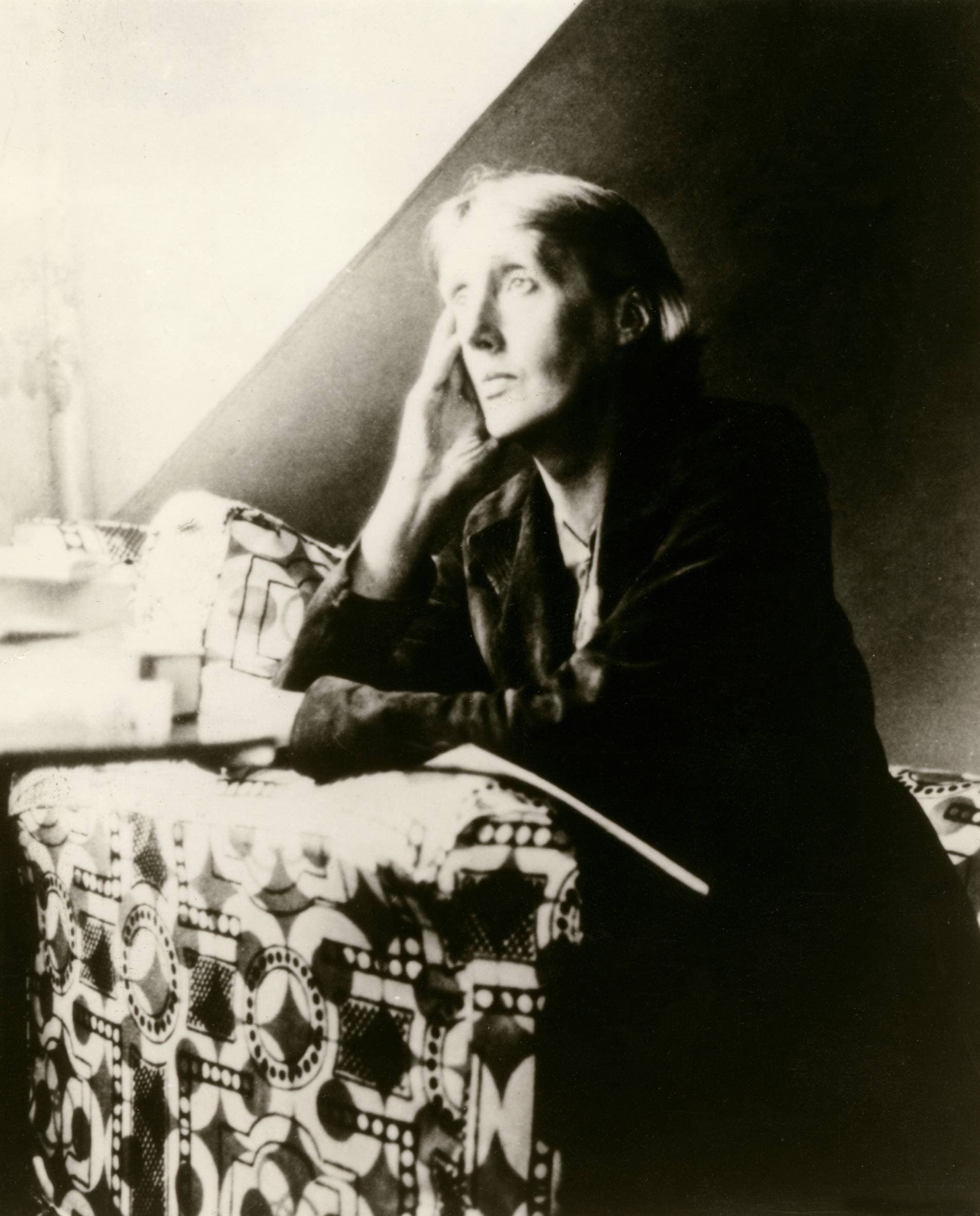 Virginia Woolf scriveva in piedi fissando i fogli su una scrivania verticale.