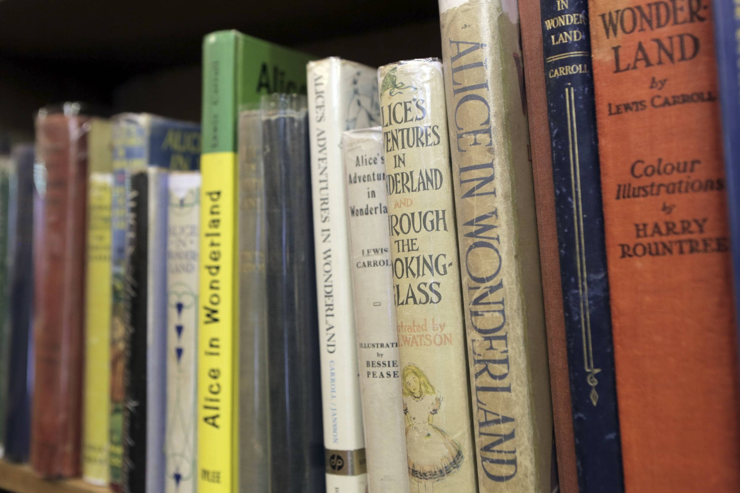 Le avventure di Alice nel Paese delle Meraviglie, di Lewis Carroll – 100 milioni di copie vendute