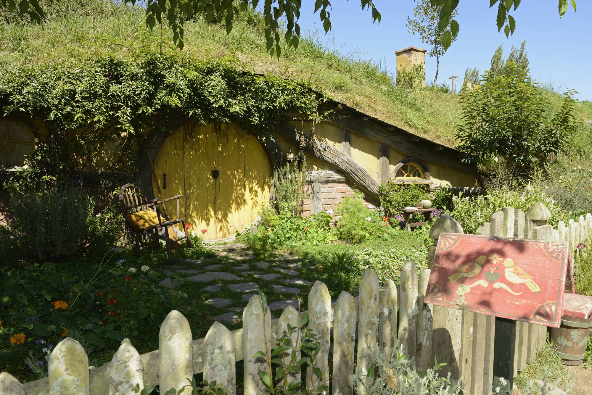 Lo Hobbit, di J.R.R. Tolkien – 100 milioni di copie vendute 