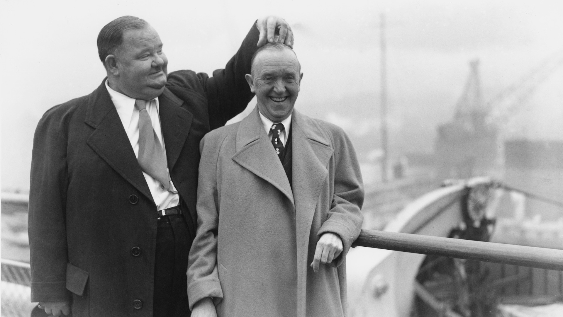 Oliver Hardy e Stan Laurel nel 1947 all'aeroporto "Queen Elizabeth"