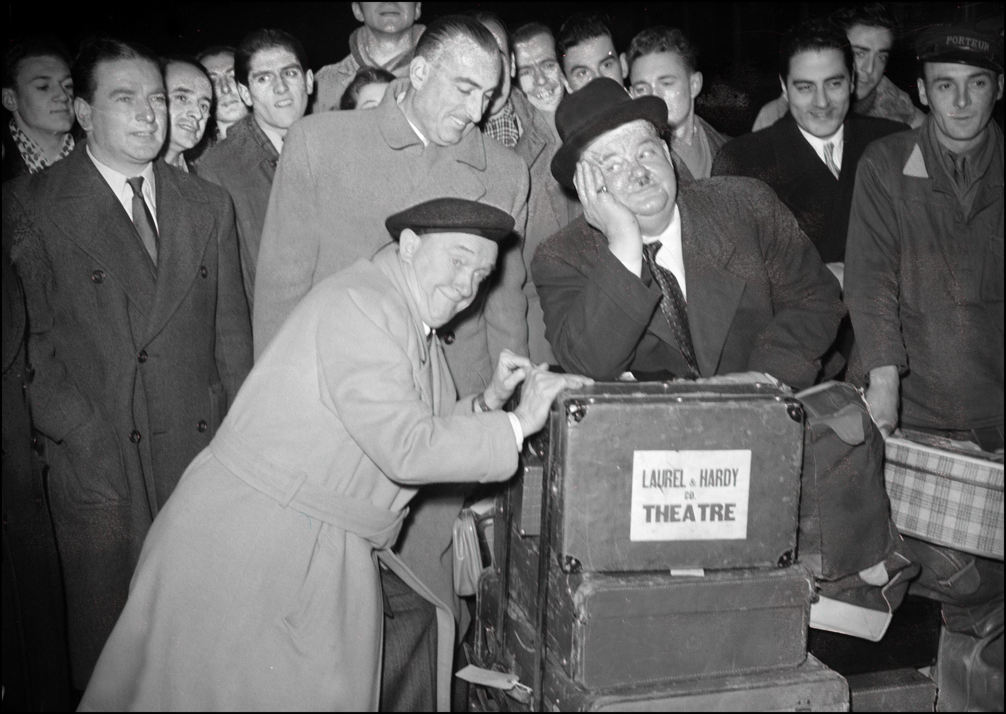 I due comici al loro arrivo alla stazione ferroviaria di Saint-Lazare a Parigi nel 1950