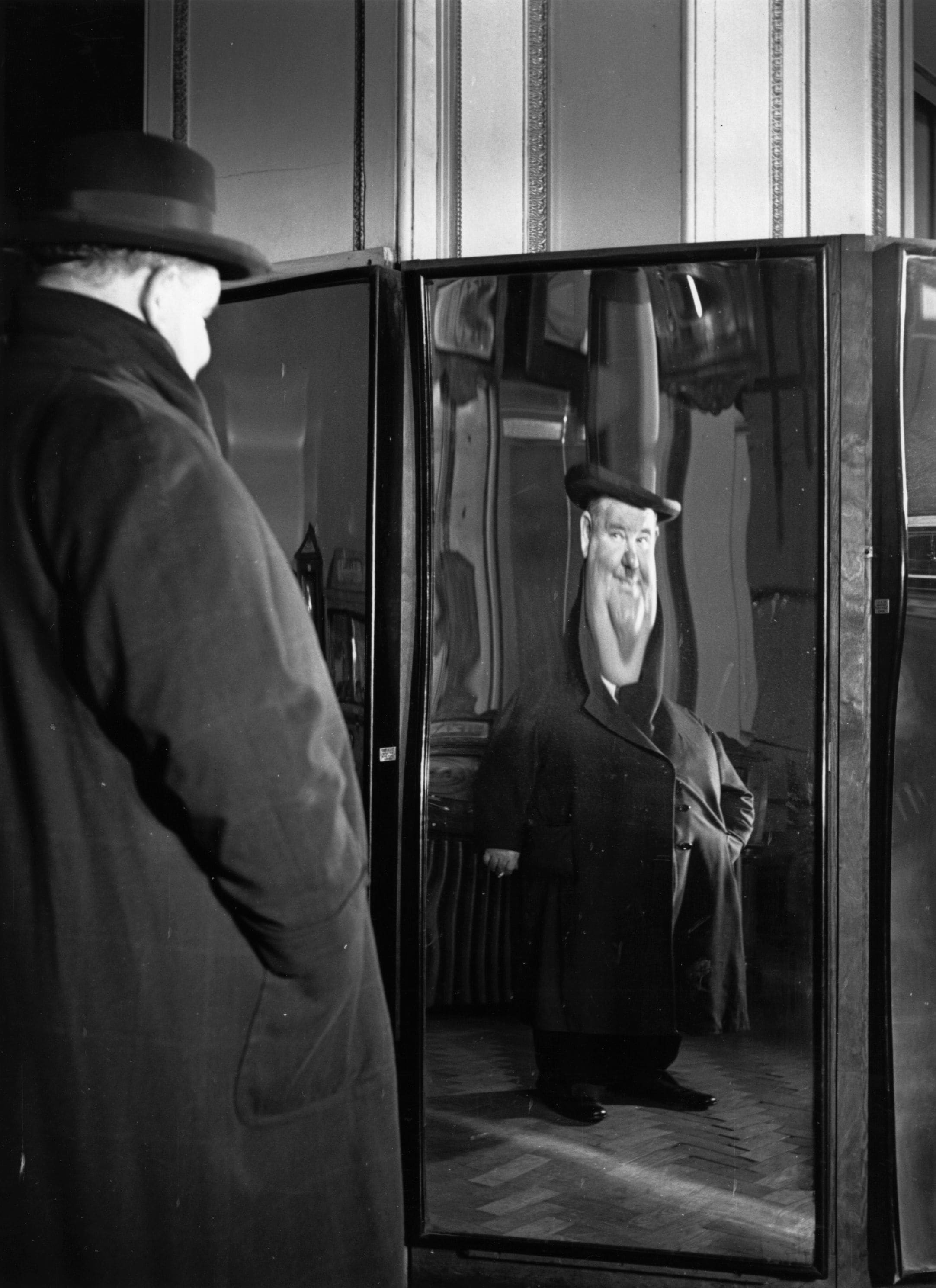 Oliver distorto da uno specchio "magico" nel 1947