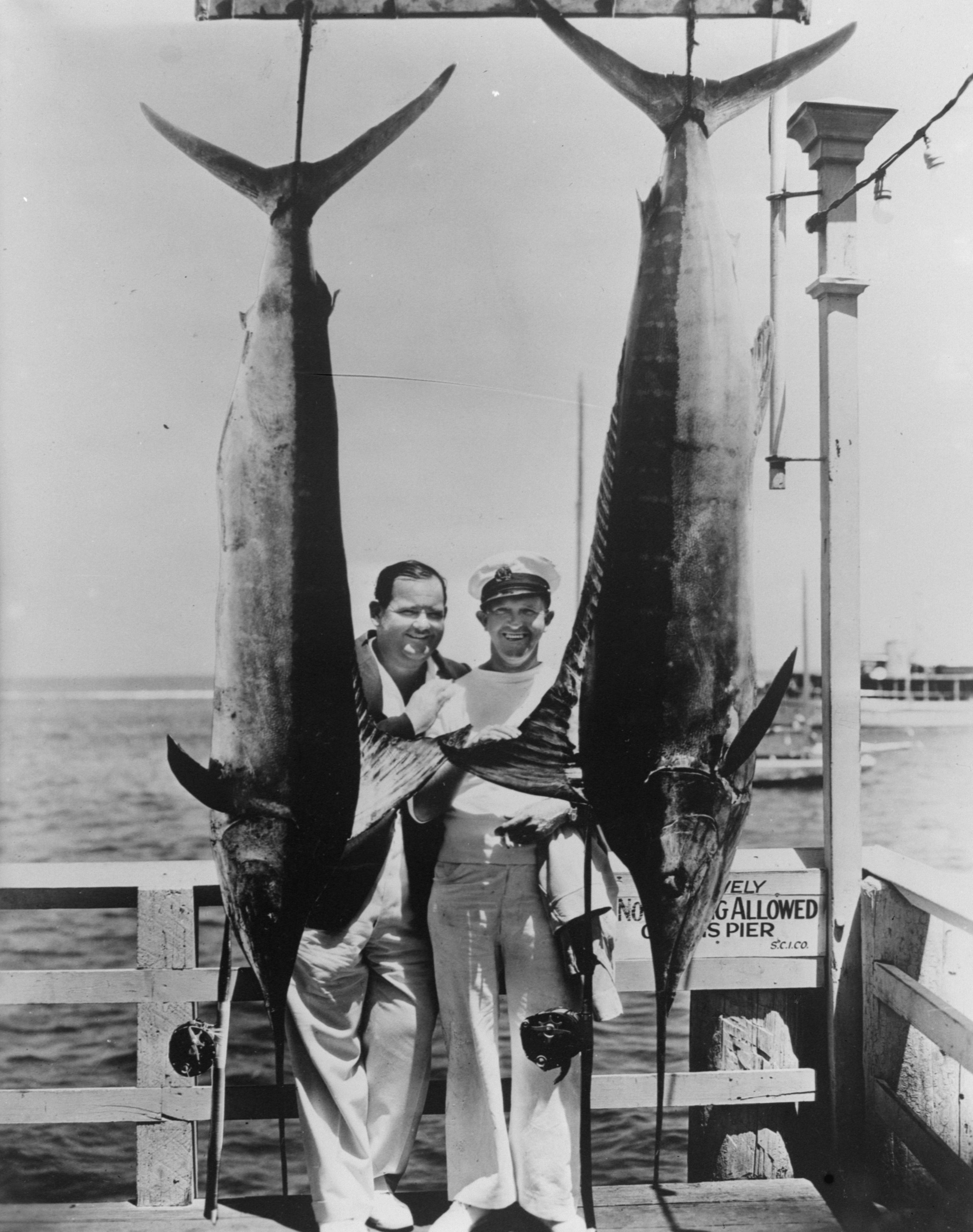 1930. Con i trofei di una gara di pesca
