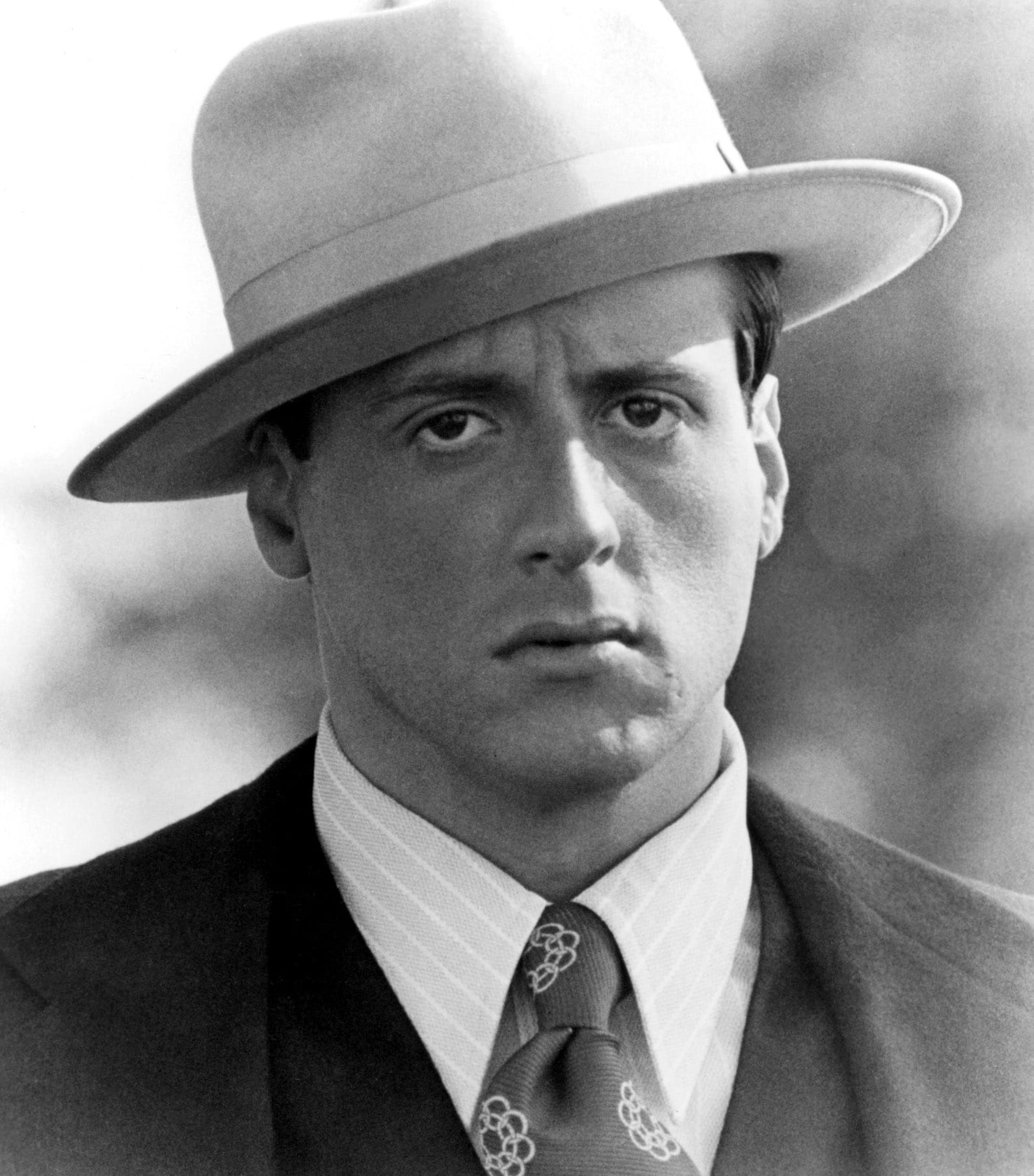 Sylvester Stallone nei panni di Frank Nitti nel film "Quella sporca ultima notte" diretto nel 1975 da Steve Carver