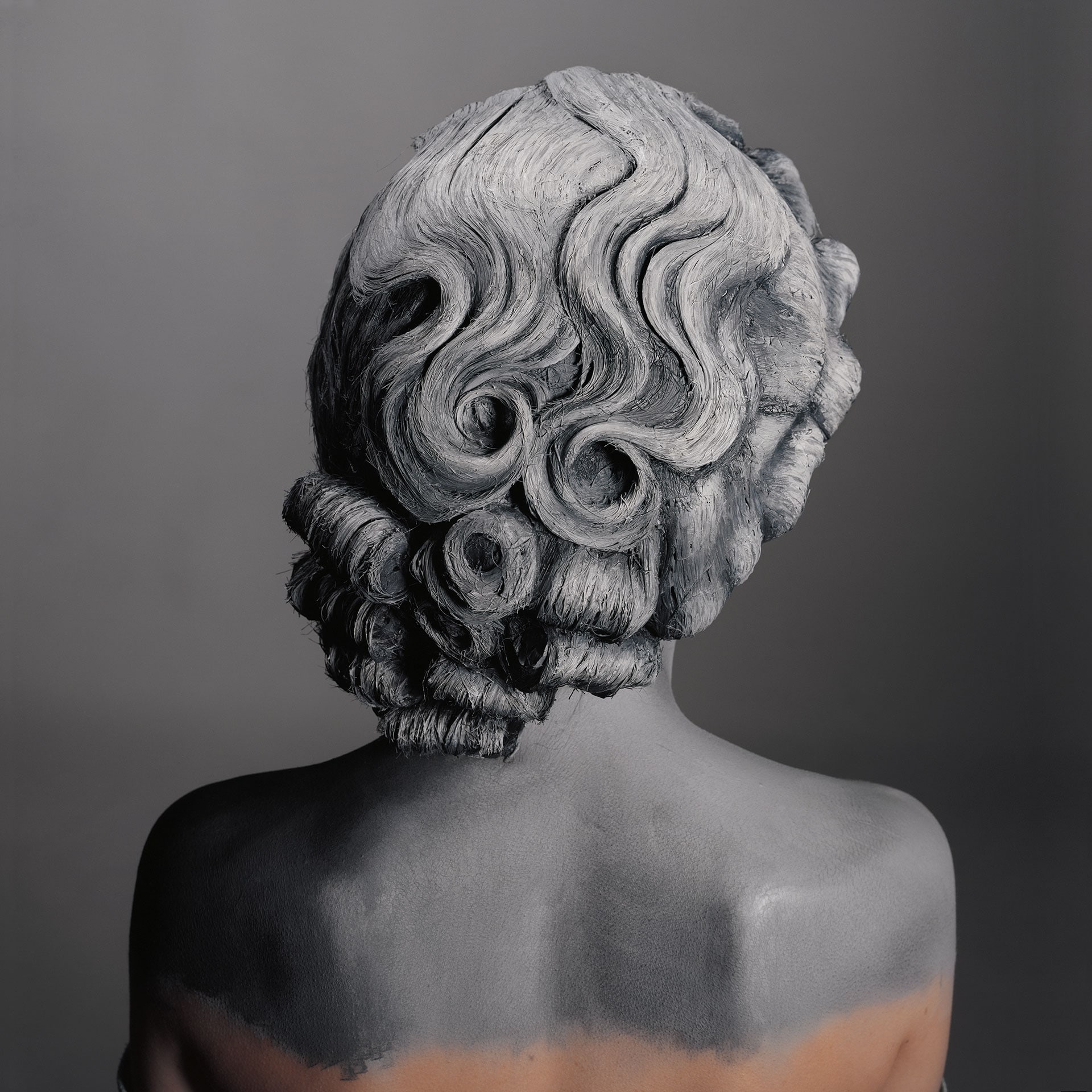 Senza titolo (les cheveux gris n'existent pas), 2016. Stampa fotografica lambda ilfoflex 65 x 65 cm ©Natacha Lesueur et ADAGP, Paris, 2021