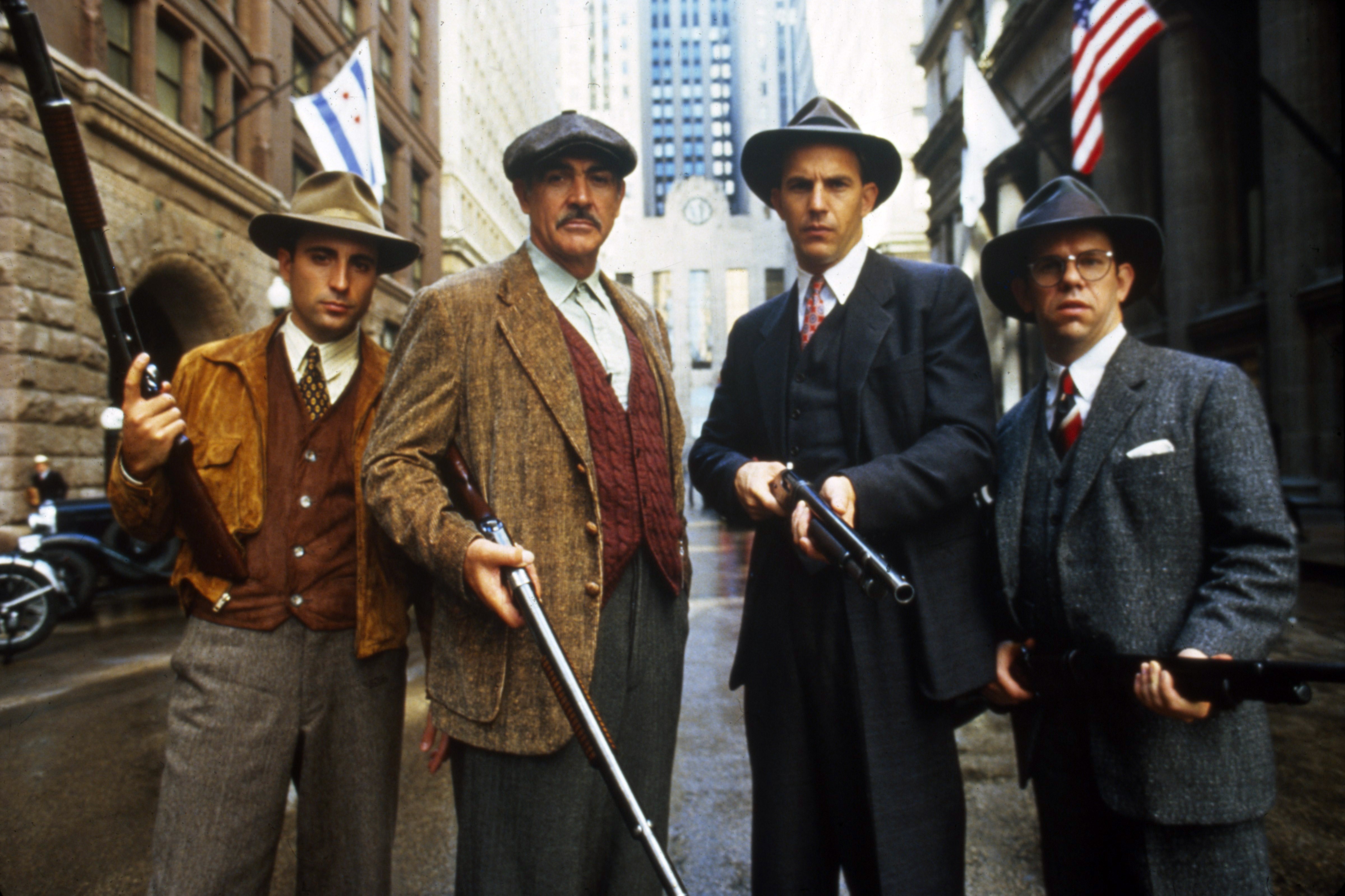 "Gli Intoccabili" di Brian De Palma, 1987. Da sinistra gli attori Andy Garcia, Sean Connery, Kevin Costner e Charles Martin Smith