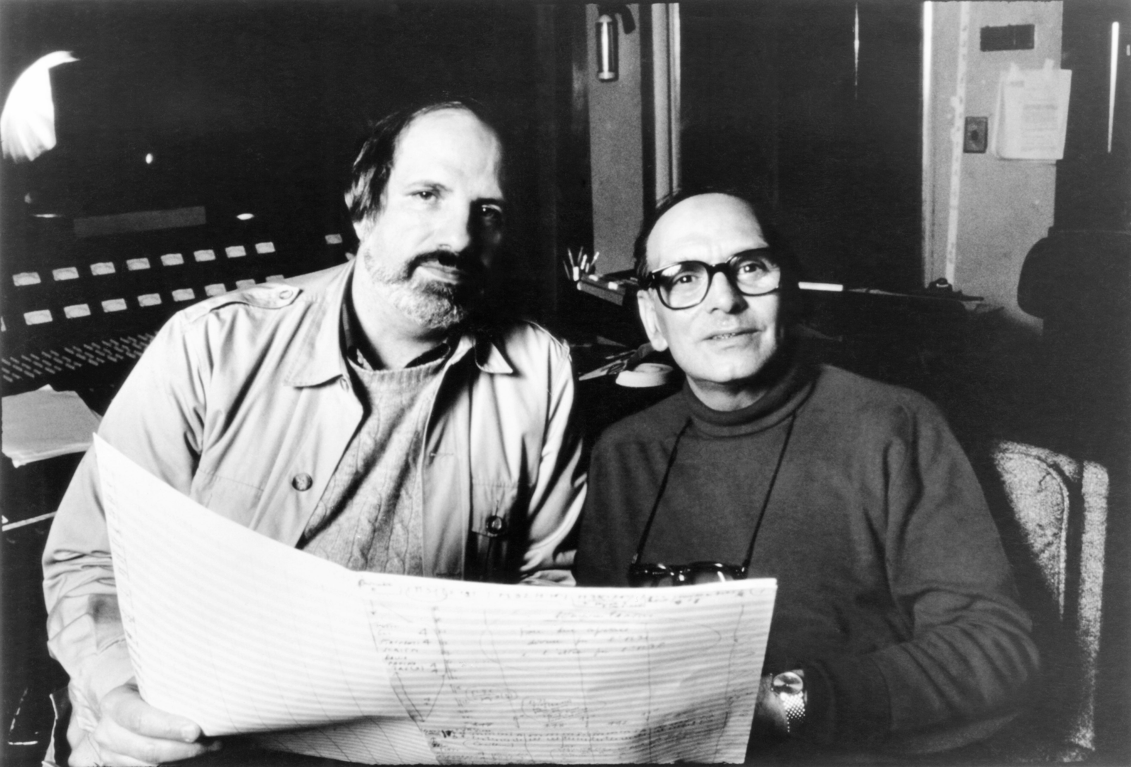 Il regista Brian De Palma in sala registrazione con Ennio Morricone, autore della colonna sonora del film "Gli Intoccabili"