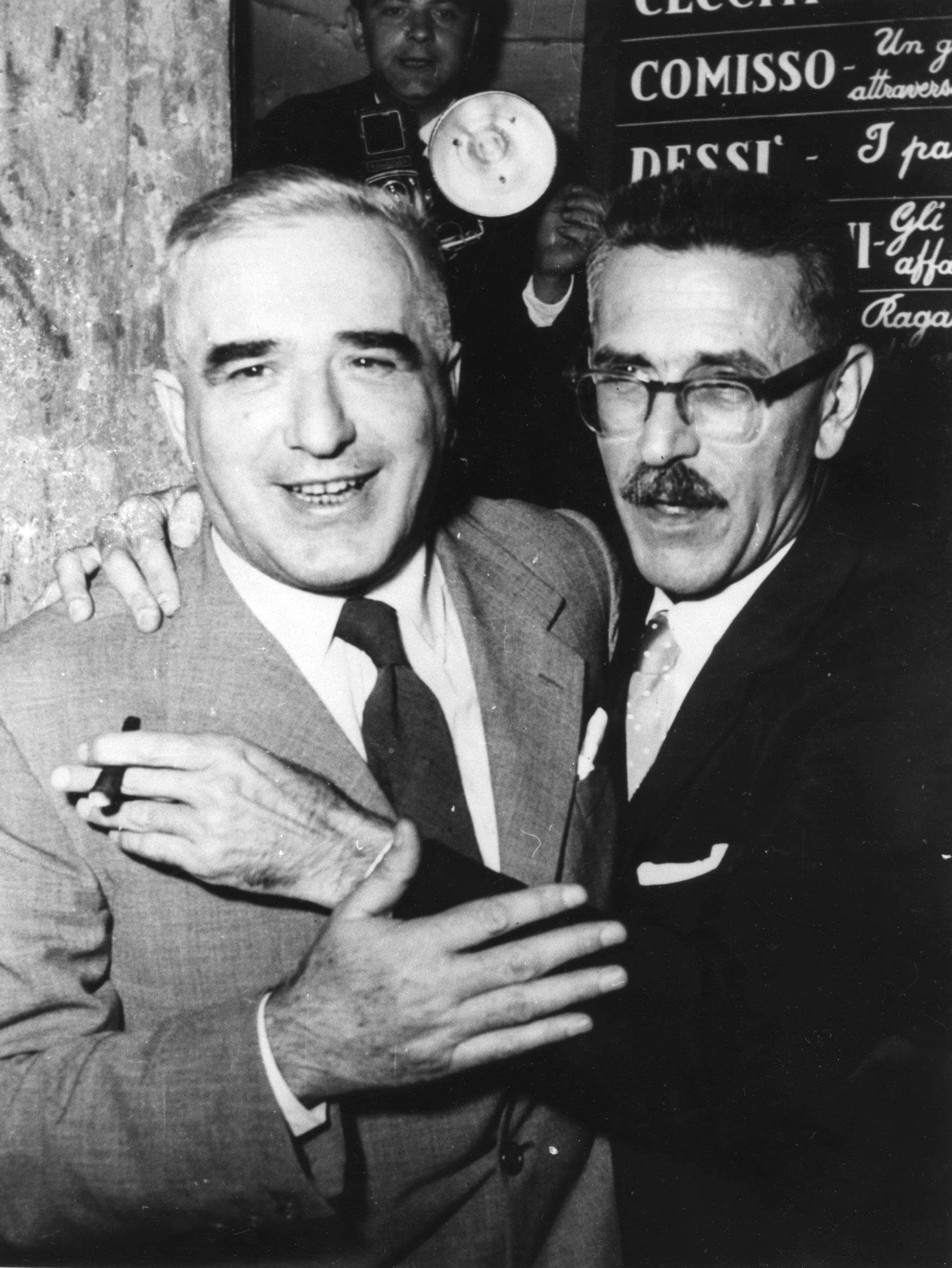 Mario Soldati con Giovanni Comisso, vincitore Premio Strega 1955 con il libro Un gatto attraversa la strada