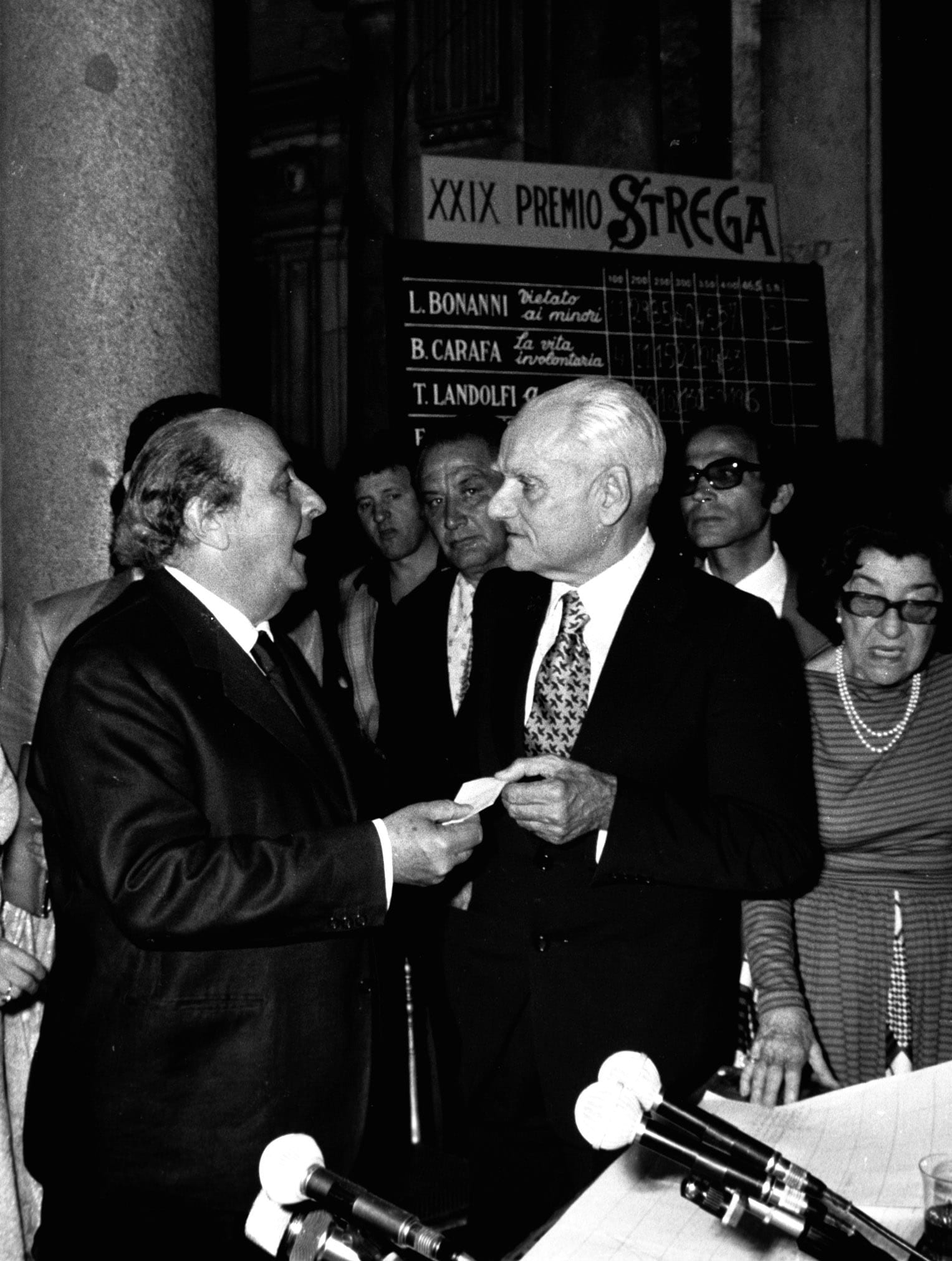 Guido Alberti e Alberto Moravia, cerimonia Premio Strega 1975
