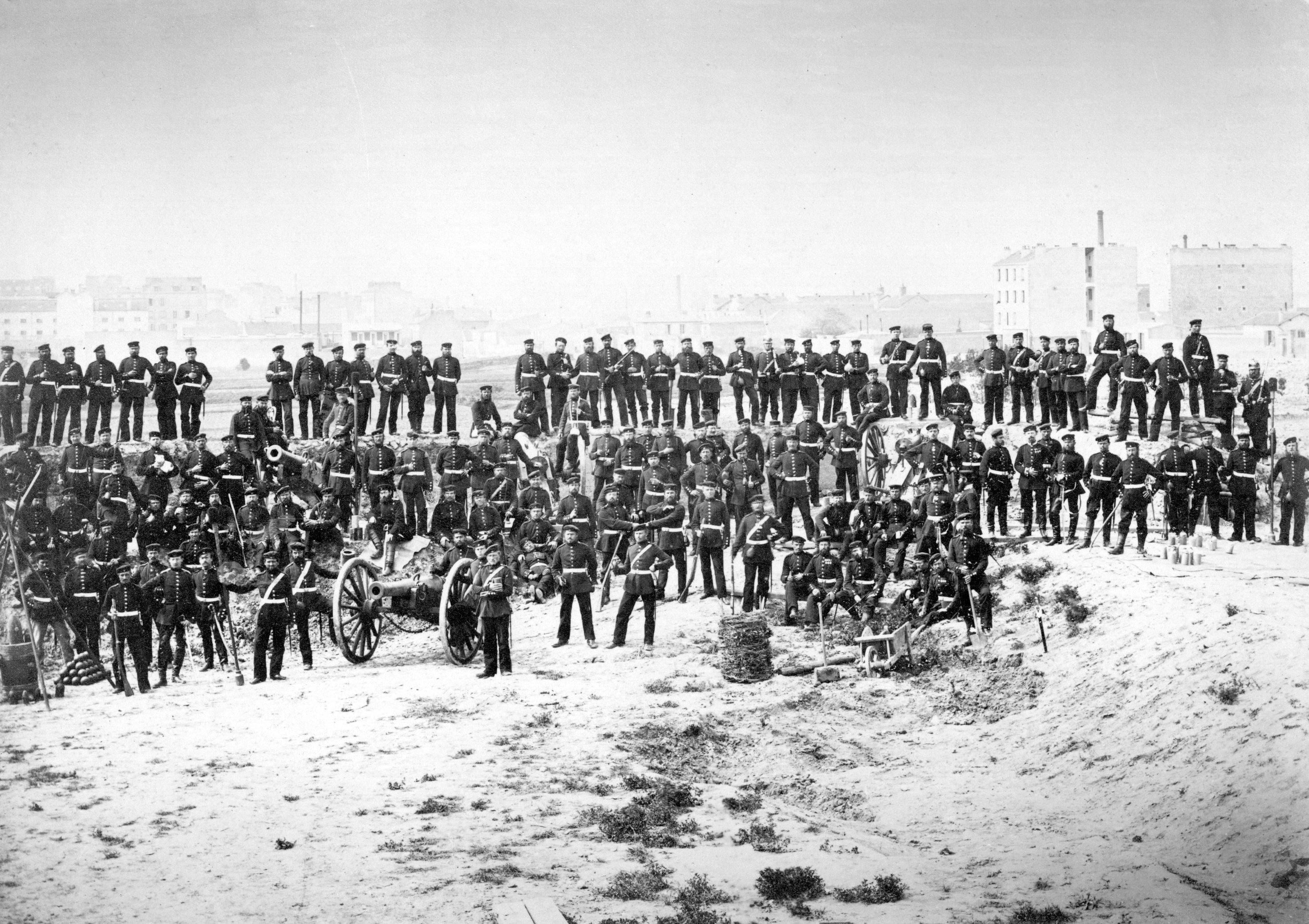 Guerra franco-prussiana. Artiglieria prussiana. A causa di questo evento bellico le scene e i costumi di "Aida" rimangono bloccati a Parigi e la prima egiziana, programmata per il gennaio del 1871, viene rinviata al 24 dicembre dello stesso anno.