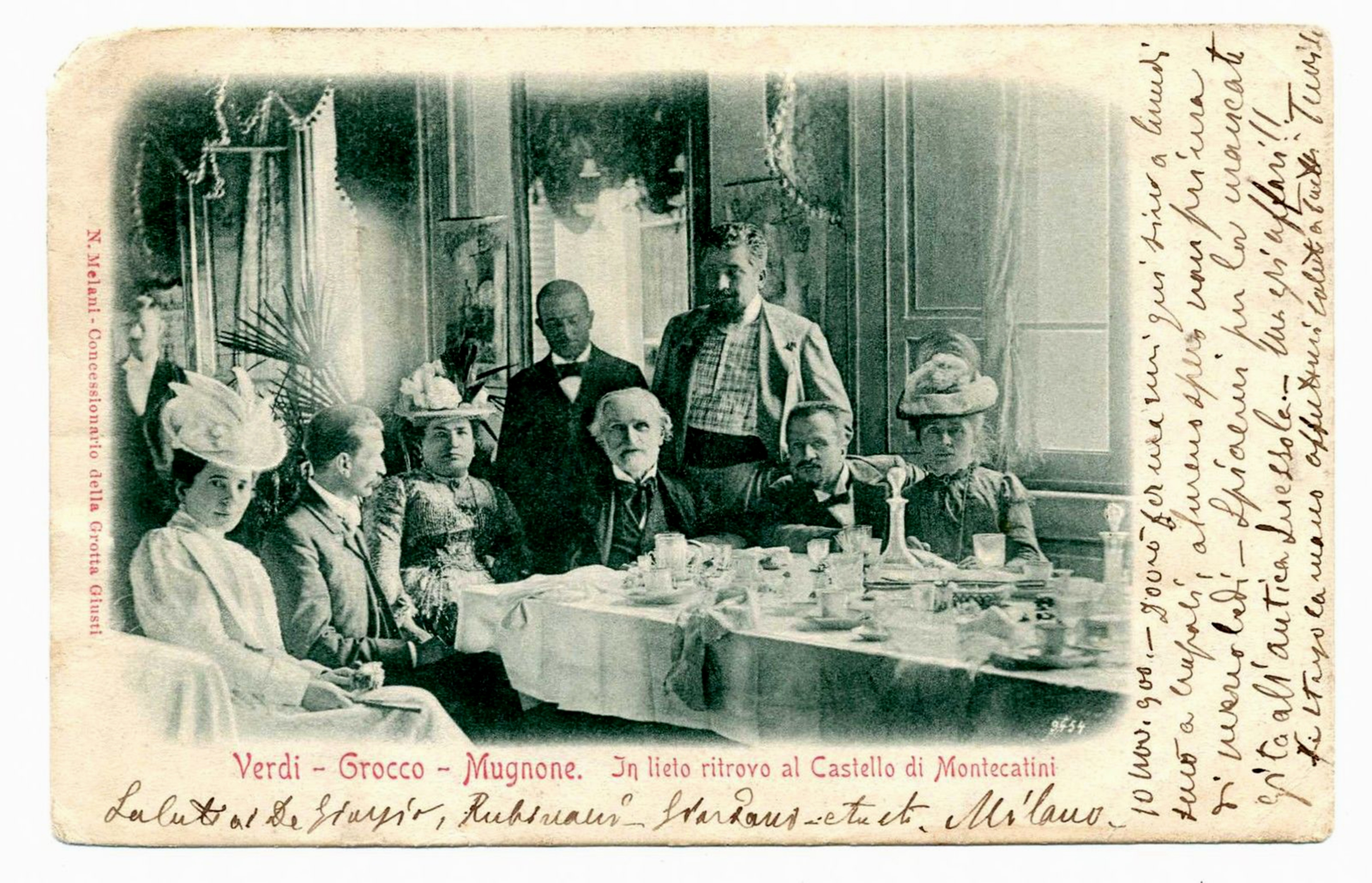Montecatini Terme, 1893. Giuseppe Verdi con (da sinistra): il mezzosoprano Giuseppina Pasqua, il Senatore Pietro Grocco, il soprano Teresa Stolz (interprete di Aida nella prima scaligera del 1872), il direttore d'orchestra Leopoldo Mugnone e sua moglie, il mezzosoprano Maria Paolicchi. In piedi: il segretario personale di Verdi e il baritono Astorre Giacomelli. 