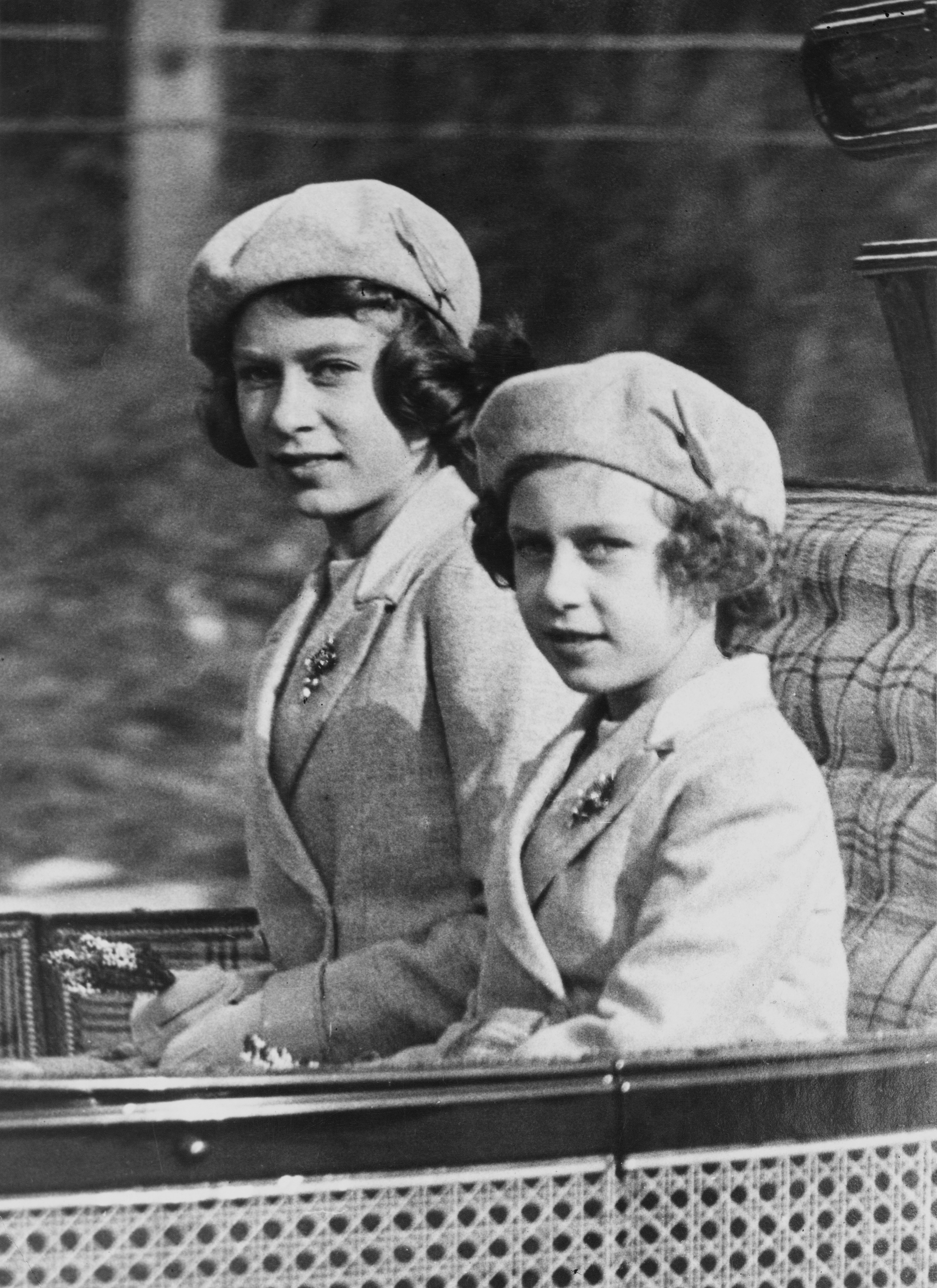 Un'altra immagine delle due sorelle Windsor, nel 1938