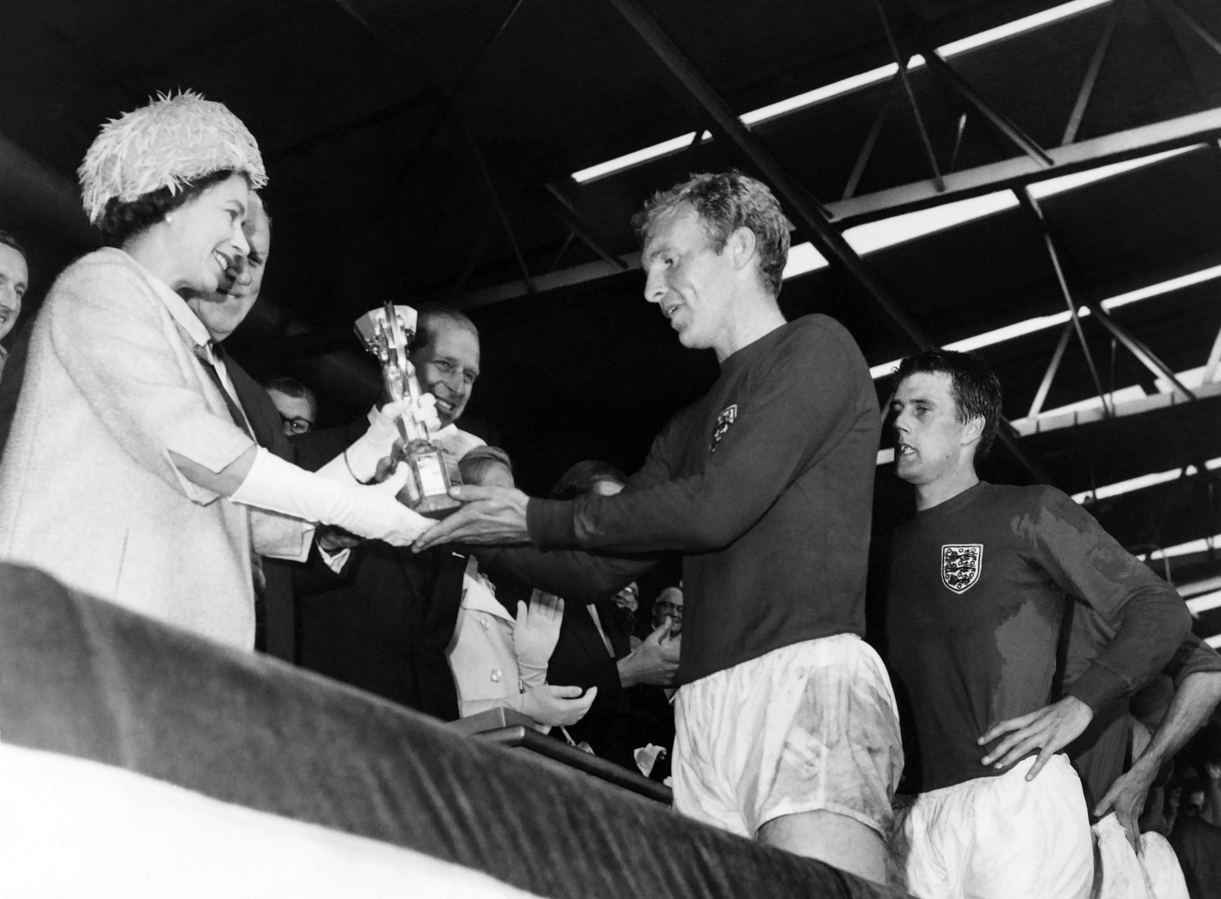 Insieme a Bobby Moore, capitano della nazionale di calcio inglese, durante la premiazione dopo la finale della Coppa del Mondo del 30 luglio 1966 allo stadio di Wembley a Londra