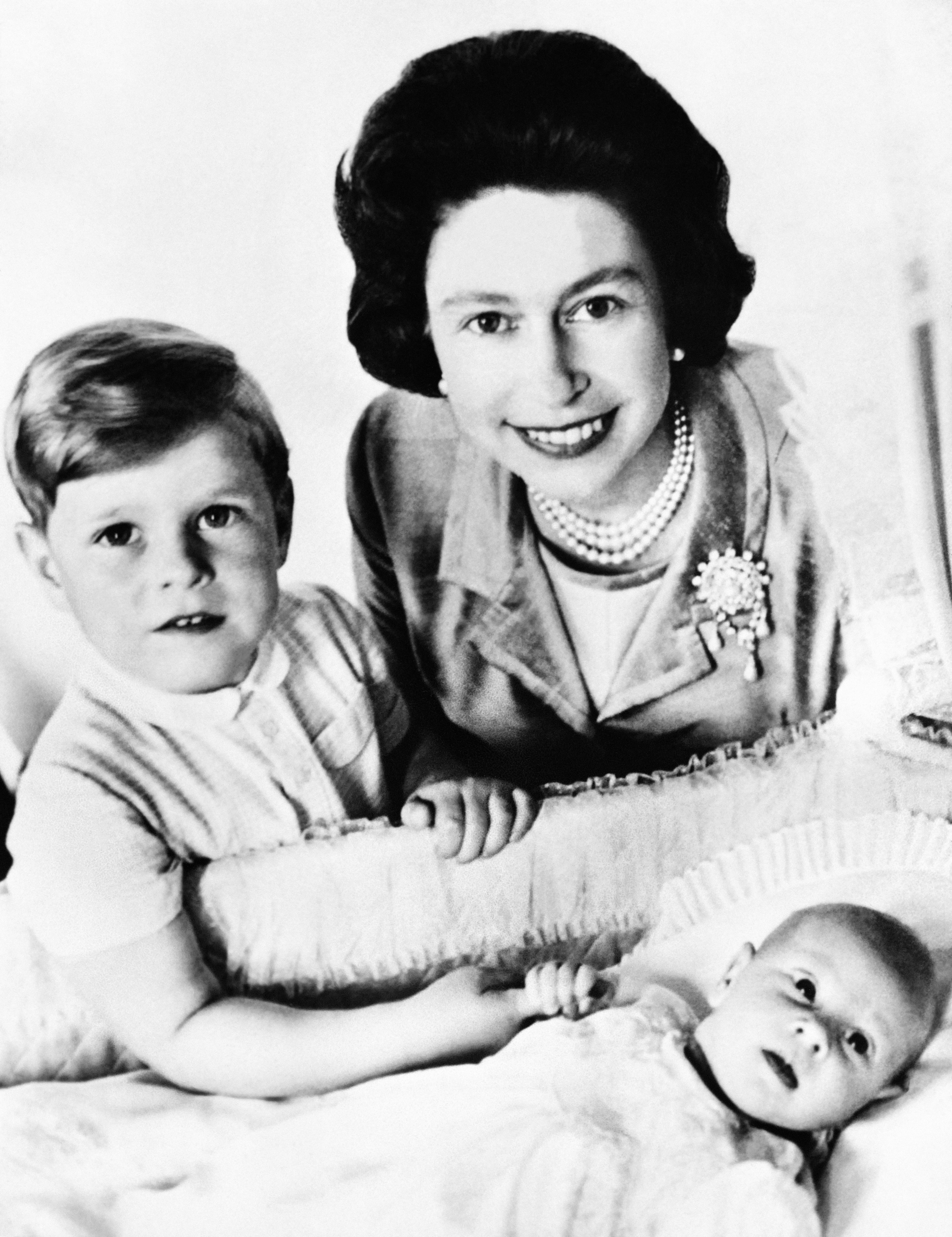 La Regina posa con il principe Edoardo e il principe Andrea, a Londra il 13 giugno 1964
