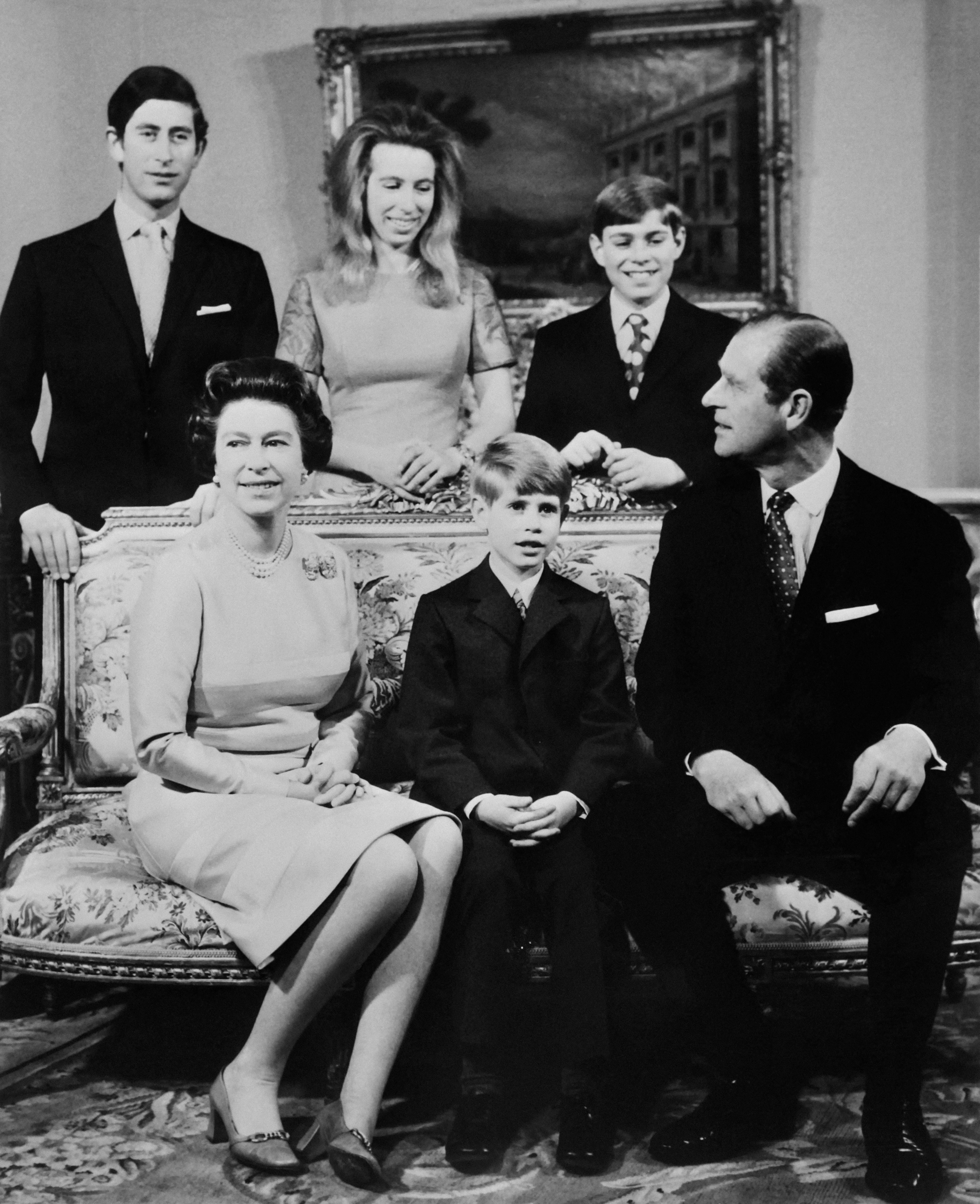 La regina Elisabetta e il principe Filippo posano con i loro figli, i principi Carlo (a sinistra), Andrea (a destra) ed Edoardo (al centro) e la principessa Anna mentre celebrano il loro anniversario di matrimonio d'argento il 20 novembre 1972 a Buckingham Palace a Londra
