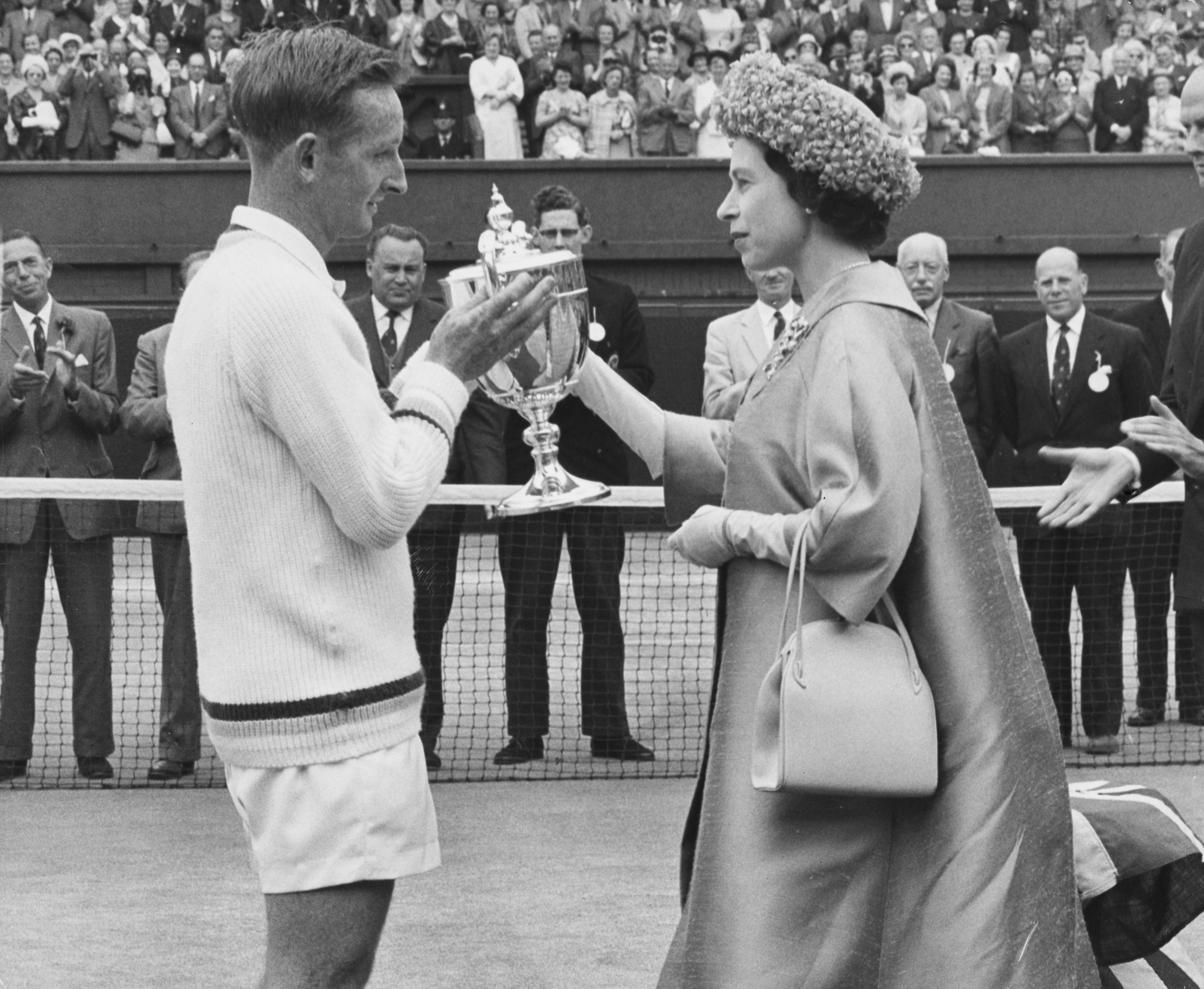 Rod Laver, tennista australiano, premiato da Elisabetta II al torneo di tennis di Wimbledon del 1962