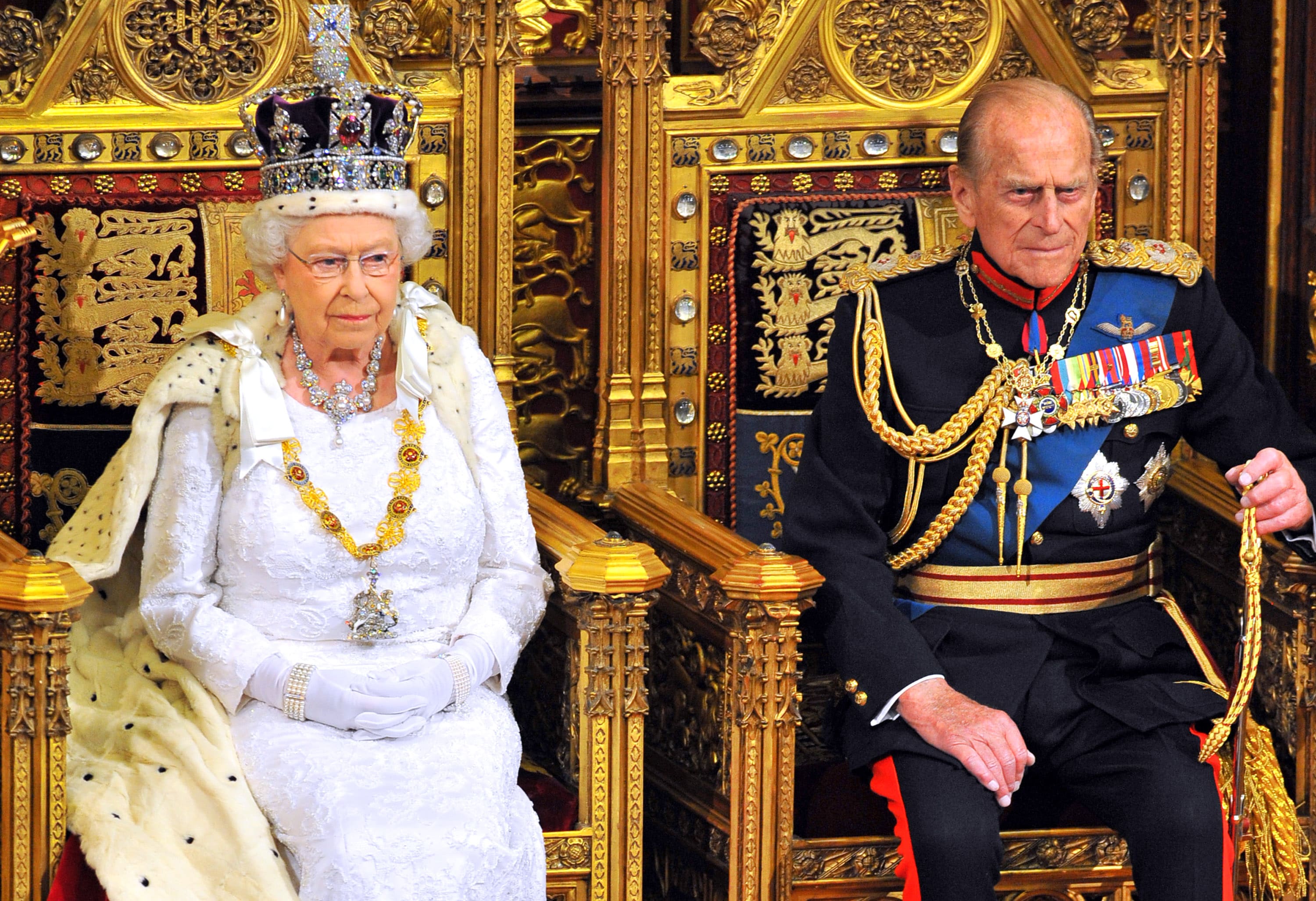 Elisabetta II e il principe Filippo nel 2014 all'apertura dei lavori del Parlamento alla Camera dei Lord. Filippo è scomparso il 9 aprile 2021, all'età di 99 anni