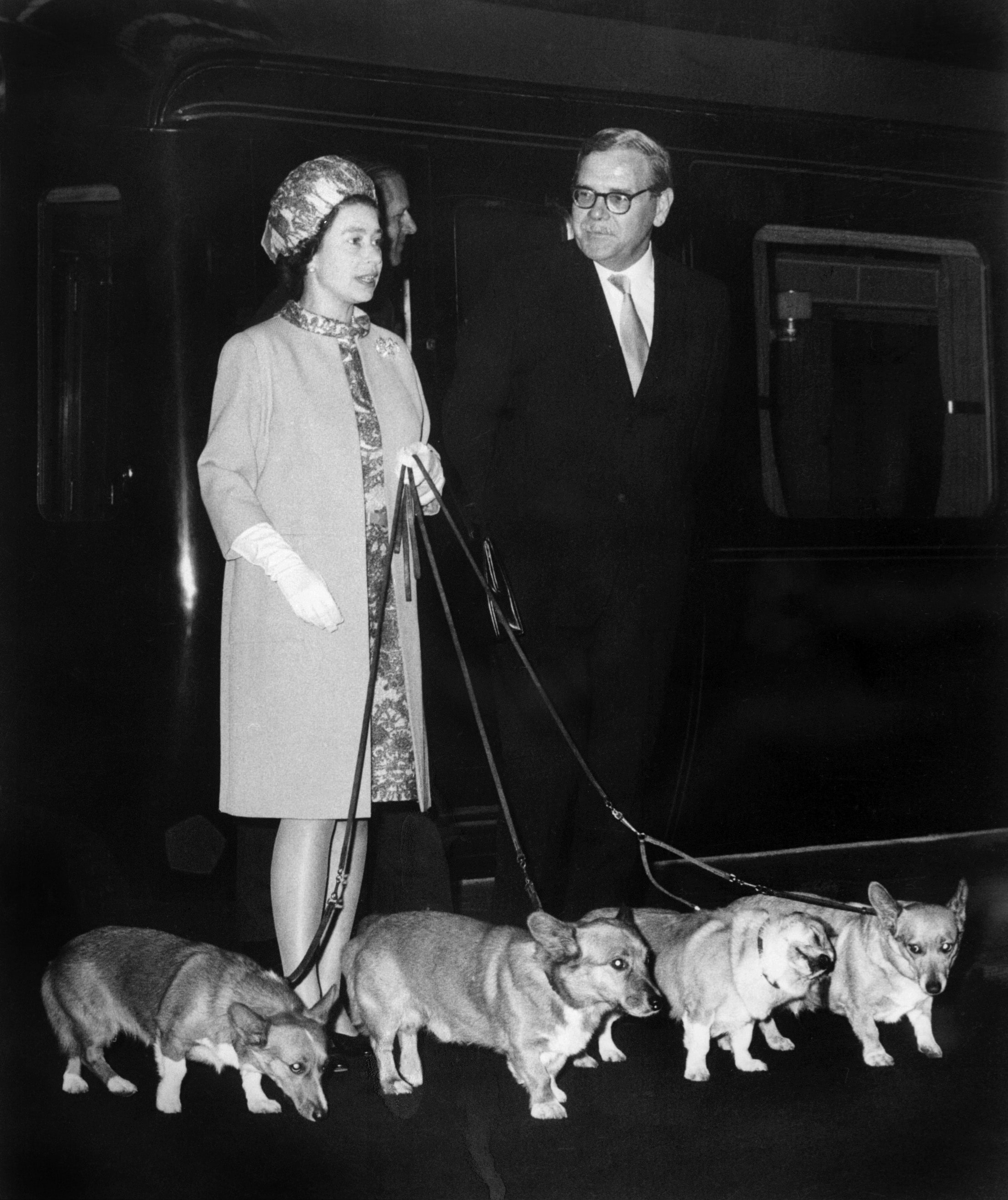 Nel 1968 insieme ai suoi quattro cani di razza gallese Corgi. Sin da bambina Elisabetta è amante di cani e di cavalli