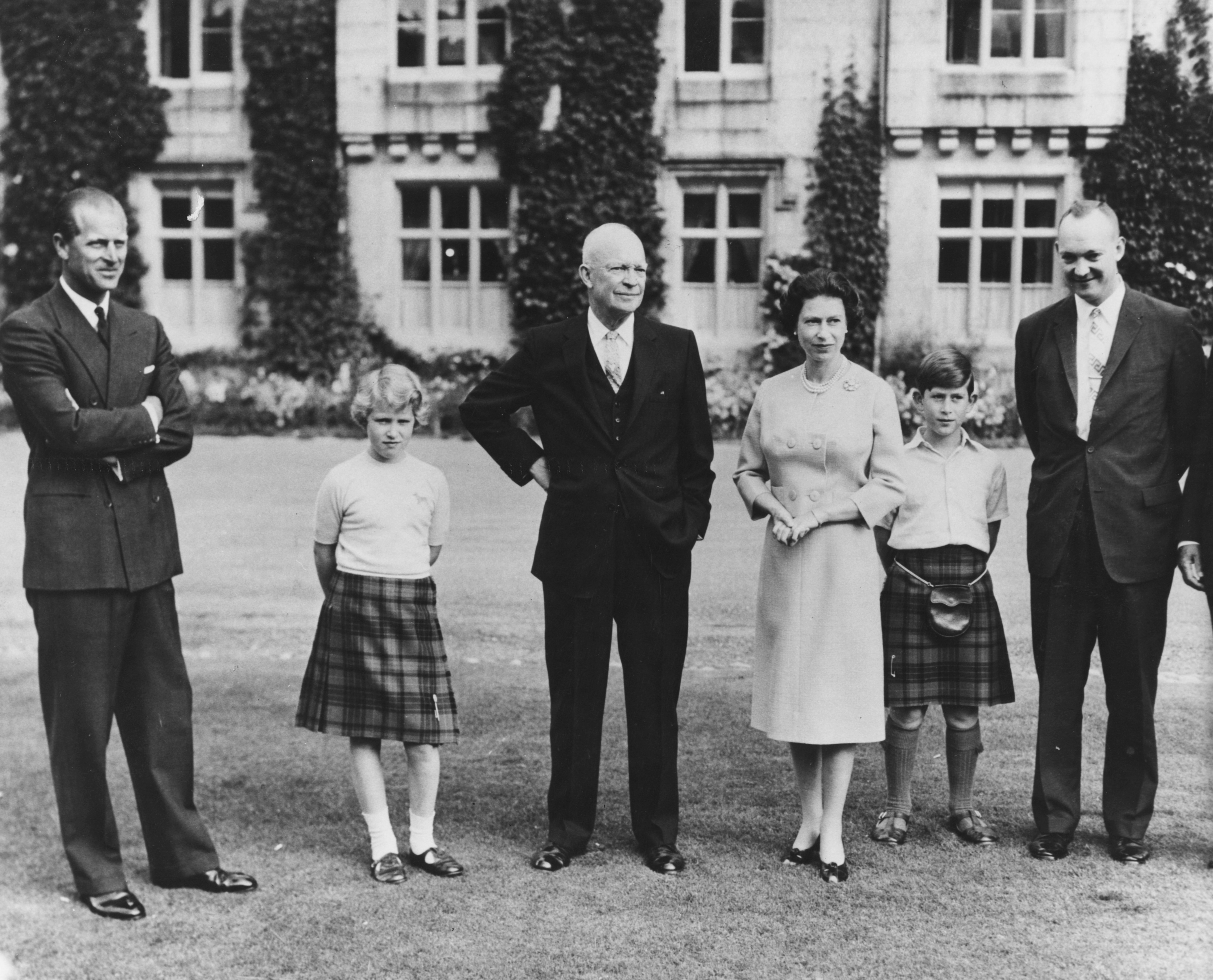 Il presidente americano Eisenhower (al centro) con la famiglia reale britannica: il principe Filippo, la principessa Anna, la regina Elisabetta, il principe Carlo, in Scozia nel settembre 1959