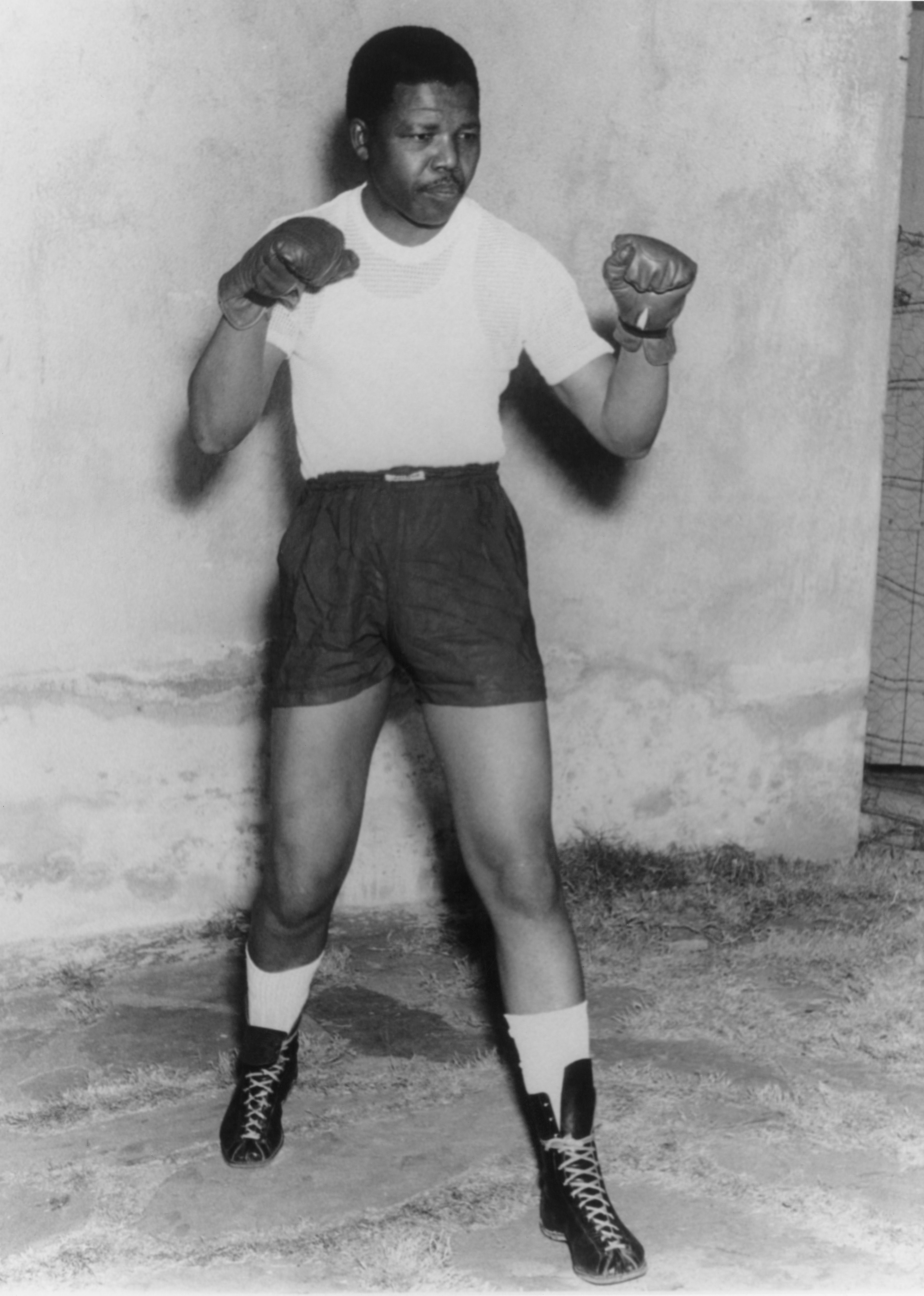 Nelson Mandela nel 1950 circa, quando praticava la boxe in un sobborgo di Soweto