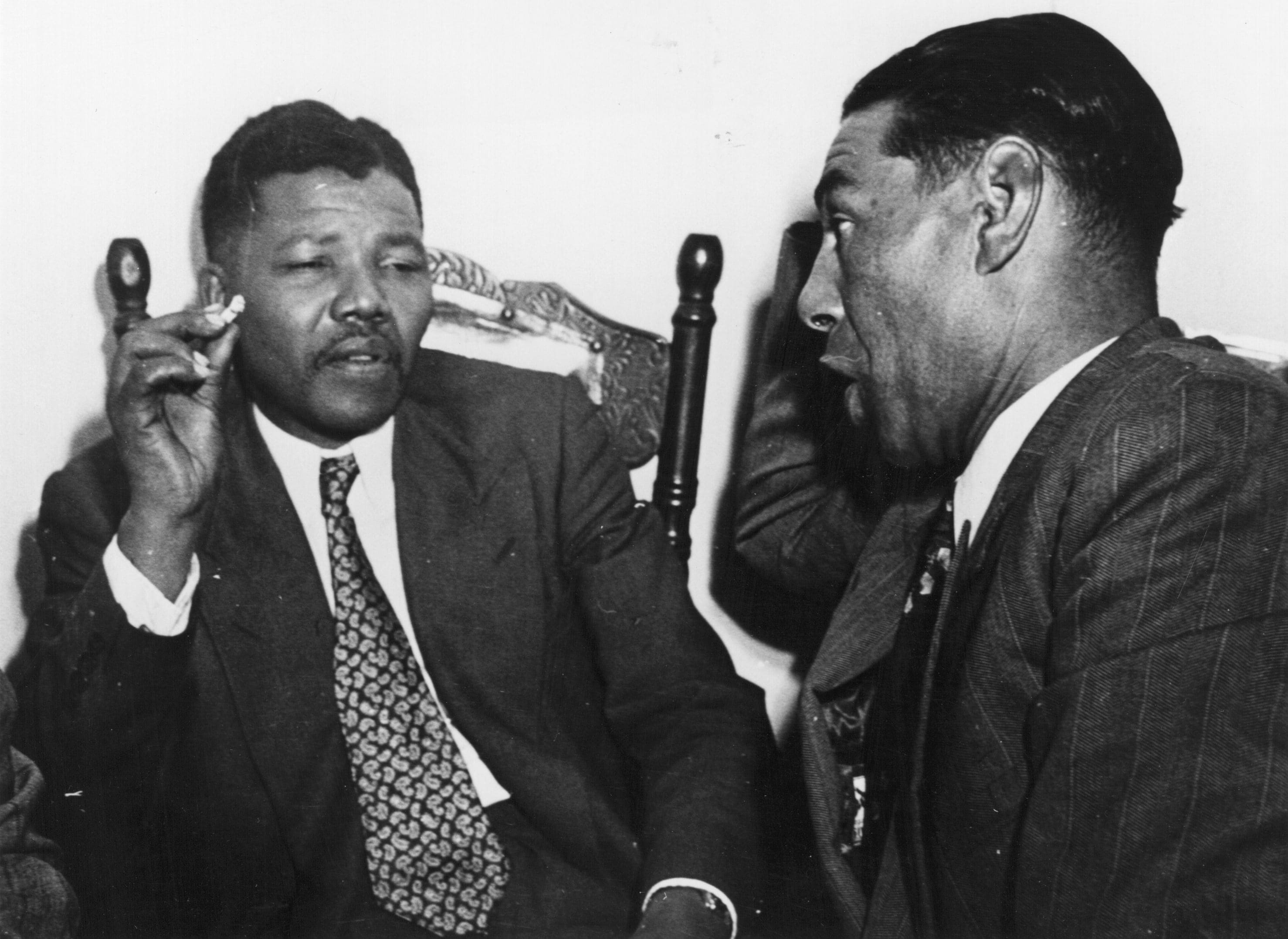 Nelson Mandela mentre discute con C. Andrews, un insegnante di Cape Town, intorno al 1950