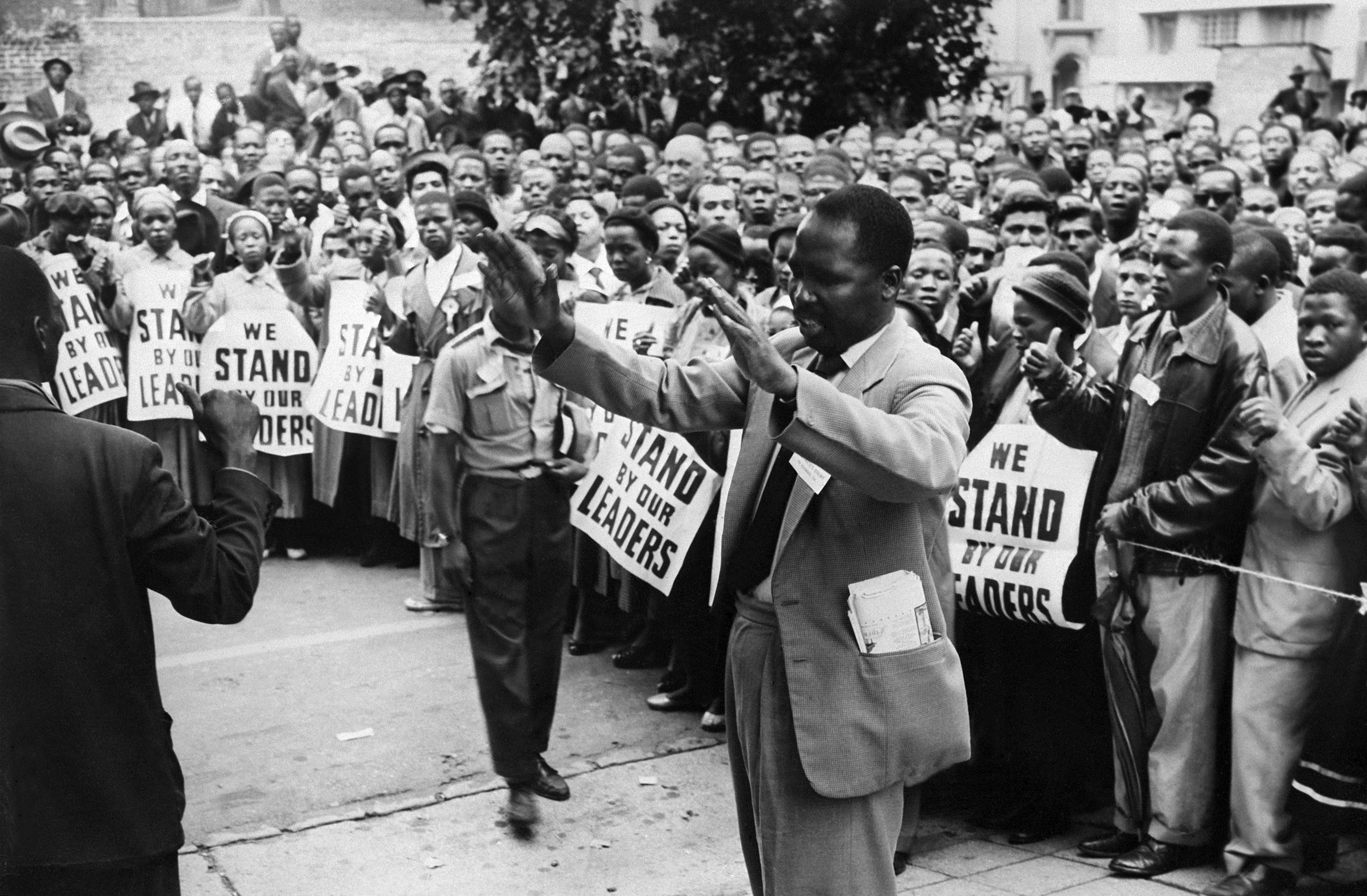 I sostenitori dell'ANC (African National Congress) pregano davanti al tribunale di Johannesburg, il 28 dicembre 1956, a sostegno di 152 militanti anti-apartheid, tra cui Nelson Mandela, durante il processo