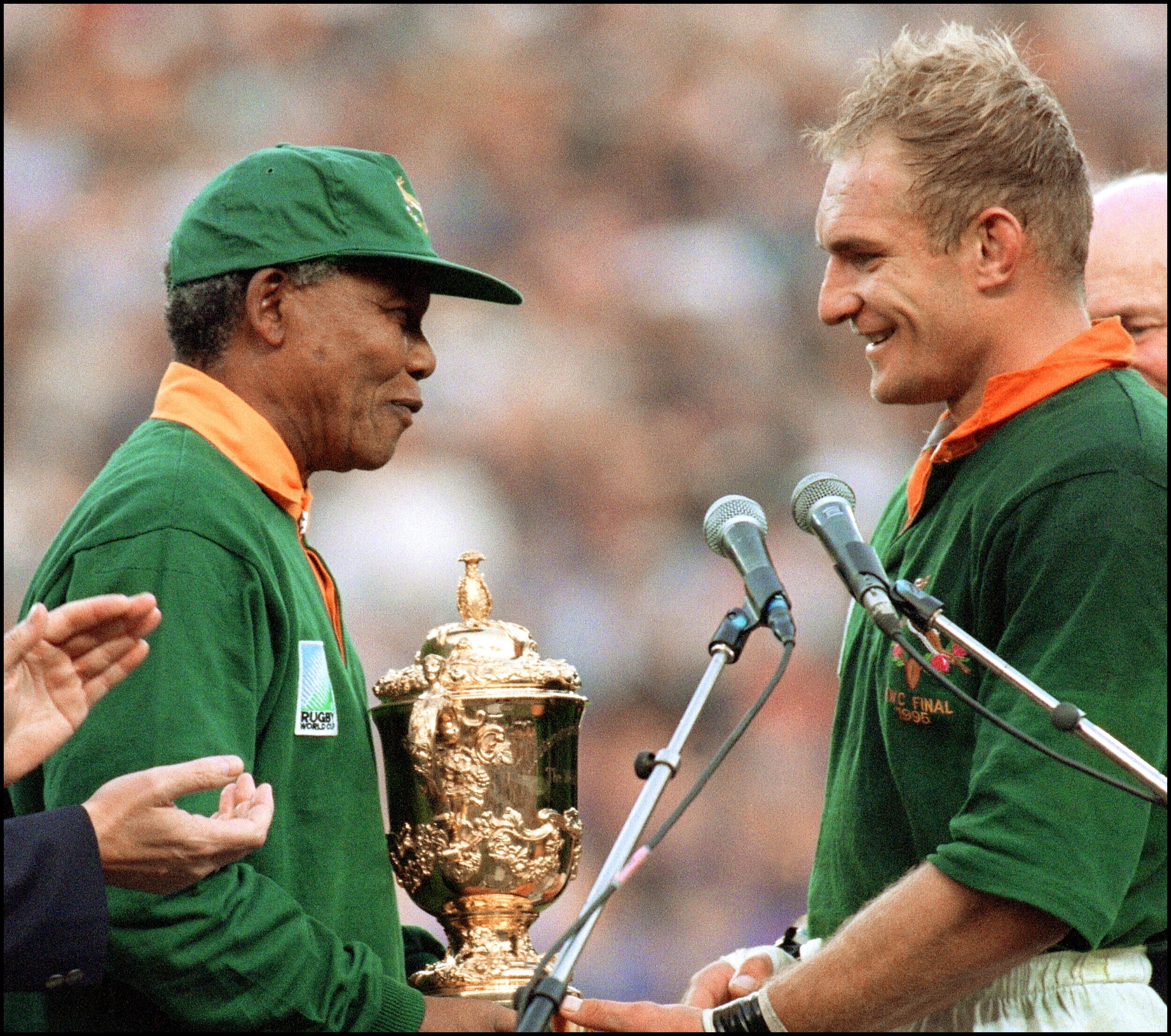 Il presidente del Sudafrica si congratula con il capitano della nazionale di rugby sudafricana François Pienaar dopo la vittoria nella finale della Coppa del mondo di rugby a Ellis Park a Johannesburg il 24 giugno 1995. Un evento fortemente voluto da Mandela nel suo paese, per fortificare il processo di riunificazione nazionale
