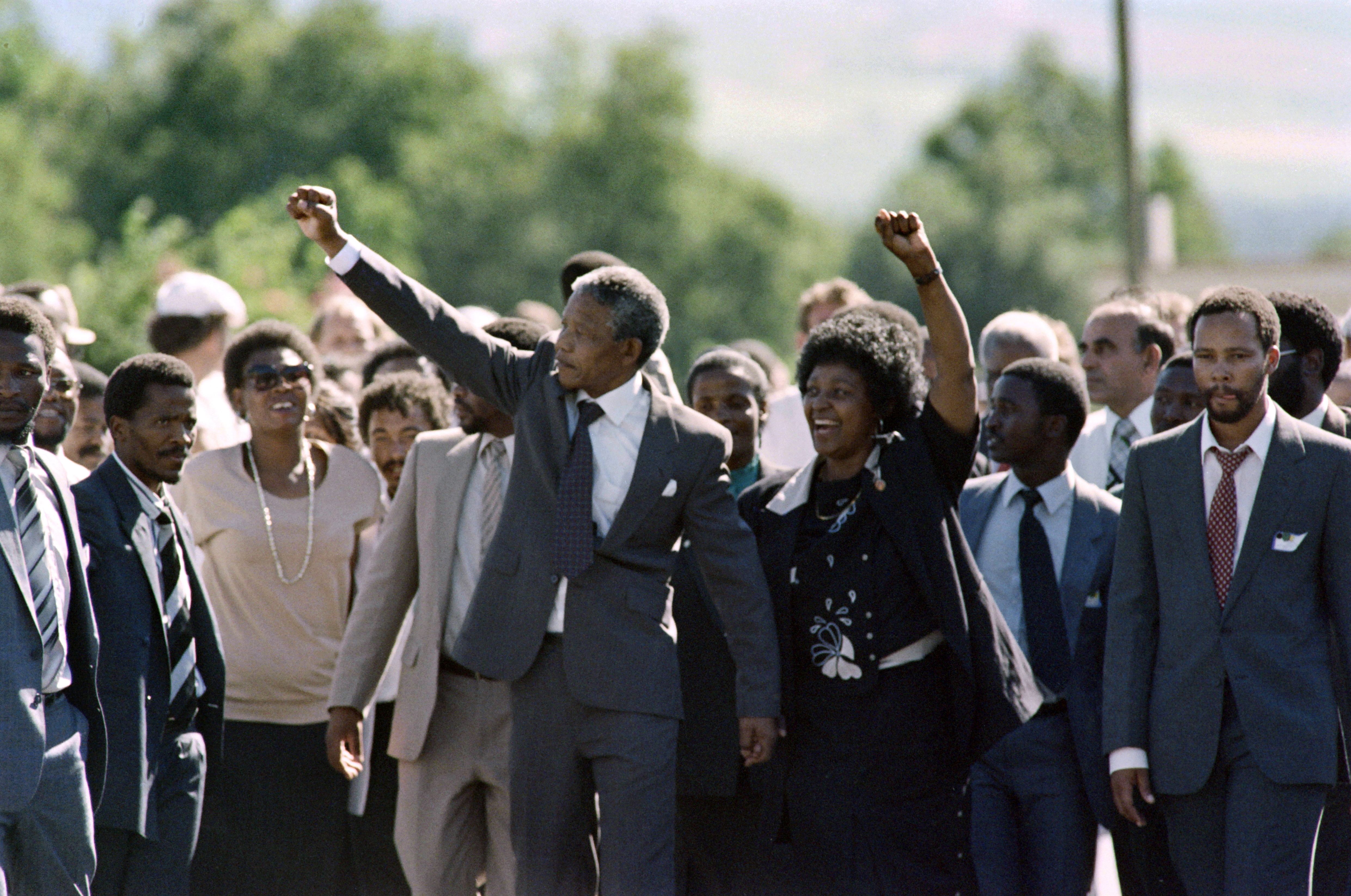 Una foto dell'11 febbraio 1990 che mostra Nelson Mandela e la sua allora moglie, attivista contro l'apartheid, Winnie, che alzano i pugni e salutano la folla esultante per il rilascio di Mandela dalla prigione di Victor Verster vicino a Paarl, dopo 27 anni di reclusione