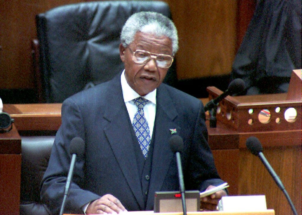 Nelson Mandela mentre delinea come presidente la sua visione per il nuovo Sudafrica all'apertura della sessione del primo parlamento di tutte le razze del paese a Cape Town, il 24 maggio 1994